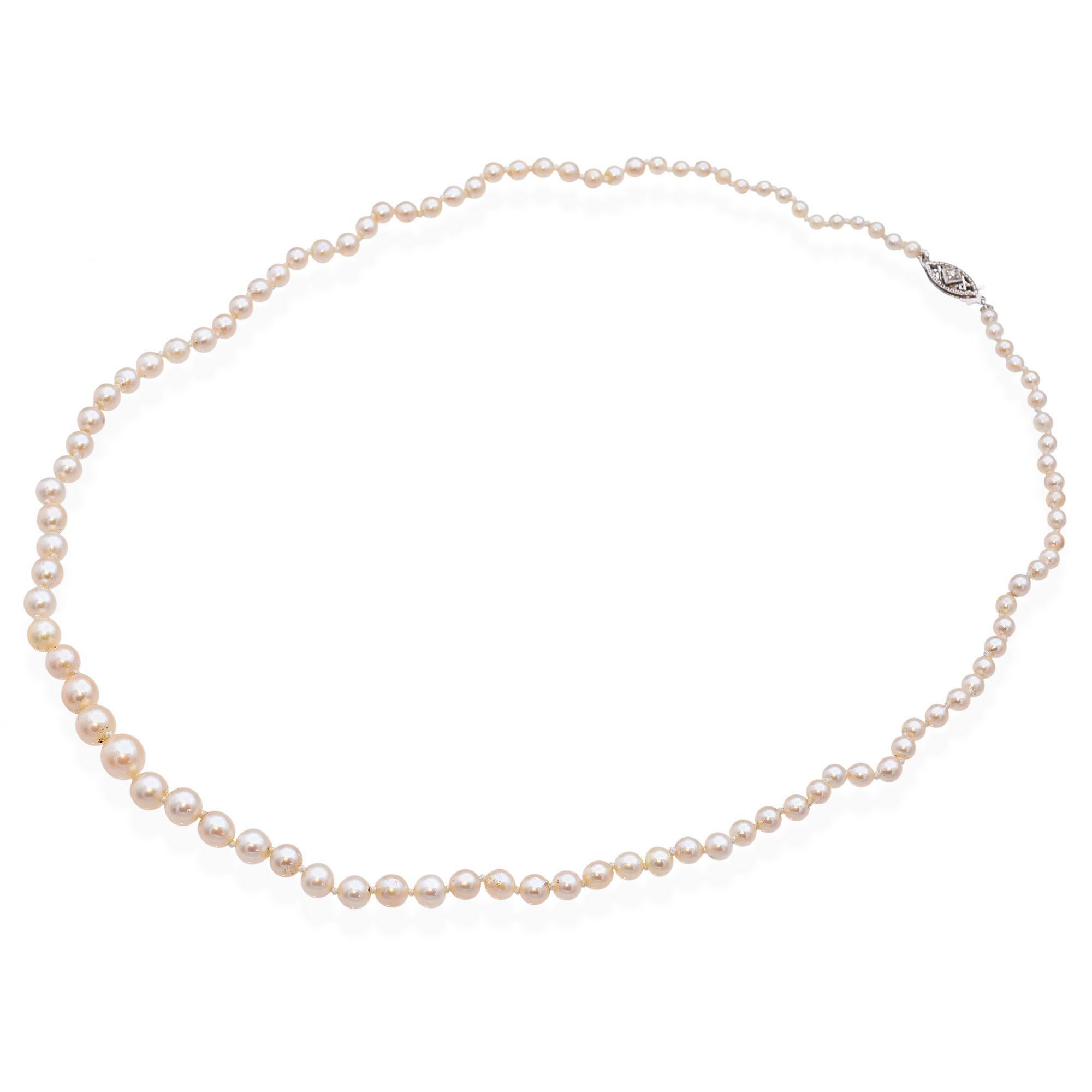 Questa collana vintage in oro bianco 14k presenta una splendida combinazione di perle e diamanti. Le perle lucenti sono splendidamente accentuate da una scintillante chiusura di diamanti, creando un perfetto equilibrio di eleganza e lucentezza.