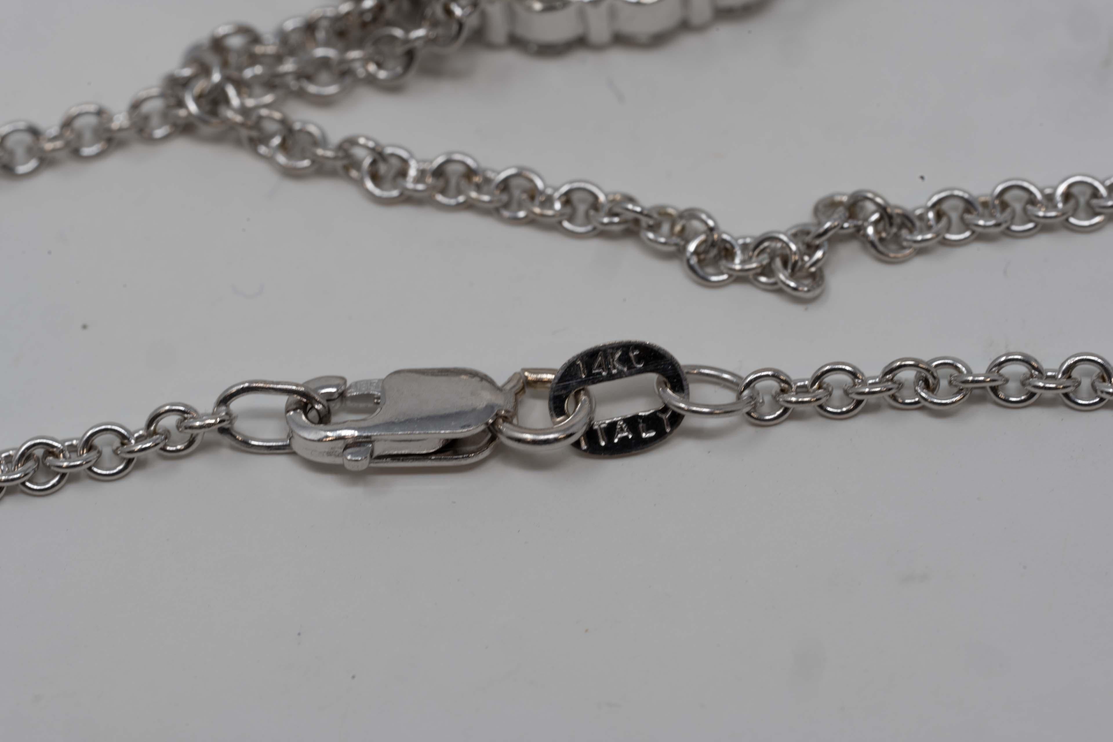 Vintage 14k White Gold Pendant with 2.30 Ct Diamonds In Good Condition For Sale In Montreal, QC