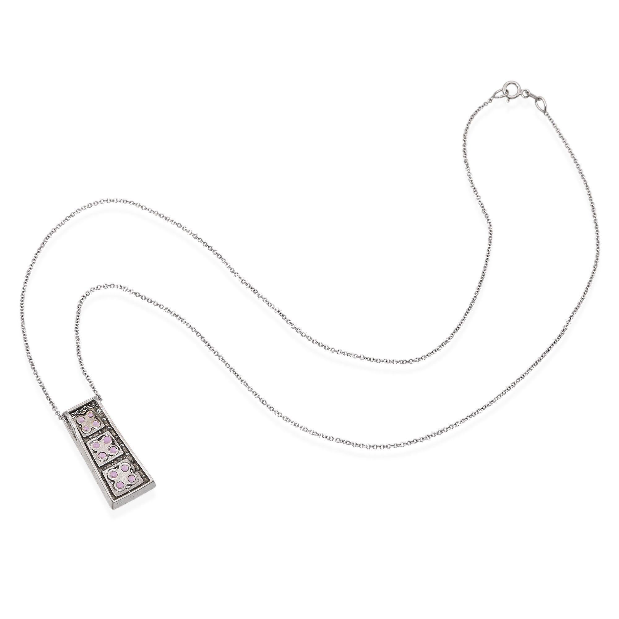 Questo ciondolo vintage presenta un delicato zaffiro rosa accentuato da diamanti scintillanti, il tutto incastonato in un elegante oro bianco 14 carati. Il suo design raffinato mette in risalto il rosa vibrante dello zaffiro e aggiunge una sottile