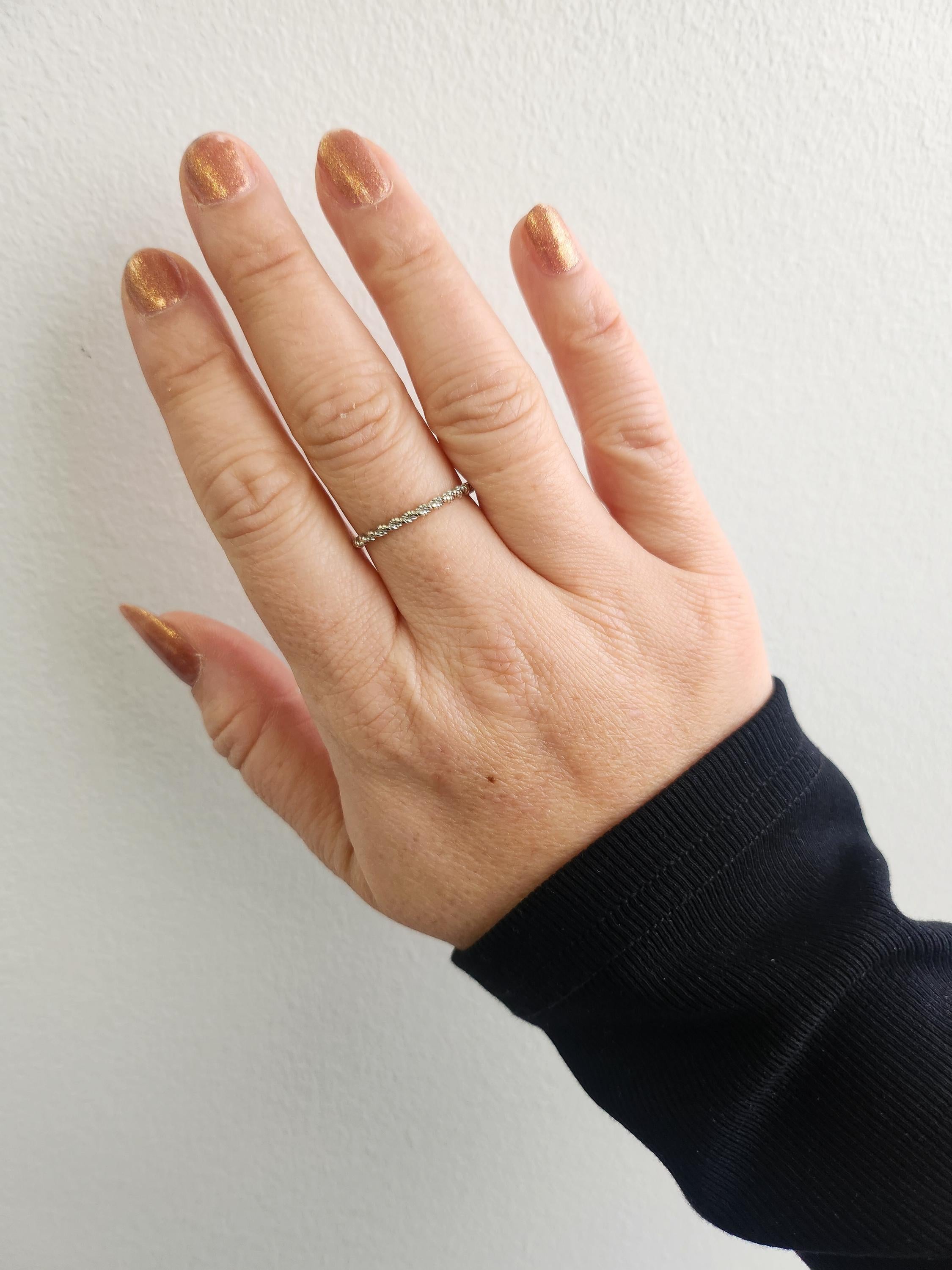 Un classico e versatile anello in oro 14K con un intramontabile design a corda. Leggero ma resistente, perfetto per essere impilato o indossato da solo.

Anello misura 8 (ridimensionabile su richiesta)
Larghezza della banda di 2 mm
1.3 grammi
Oro 14