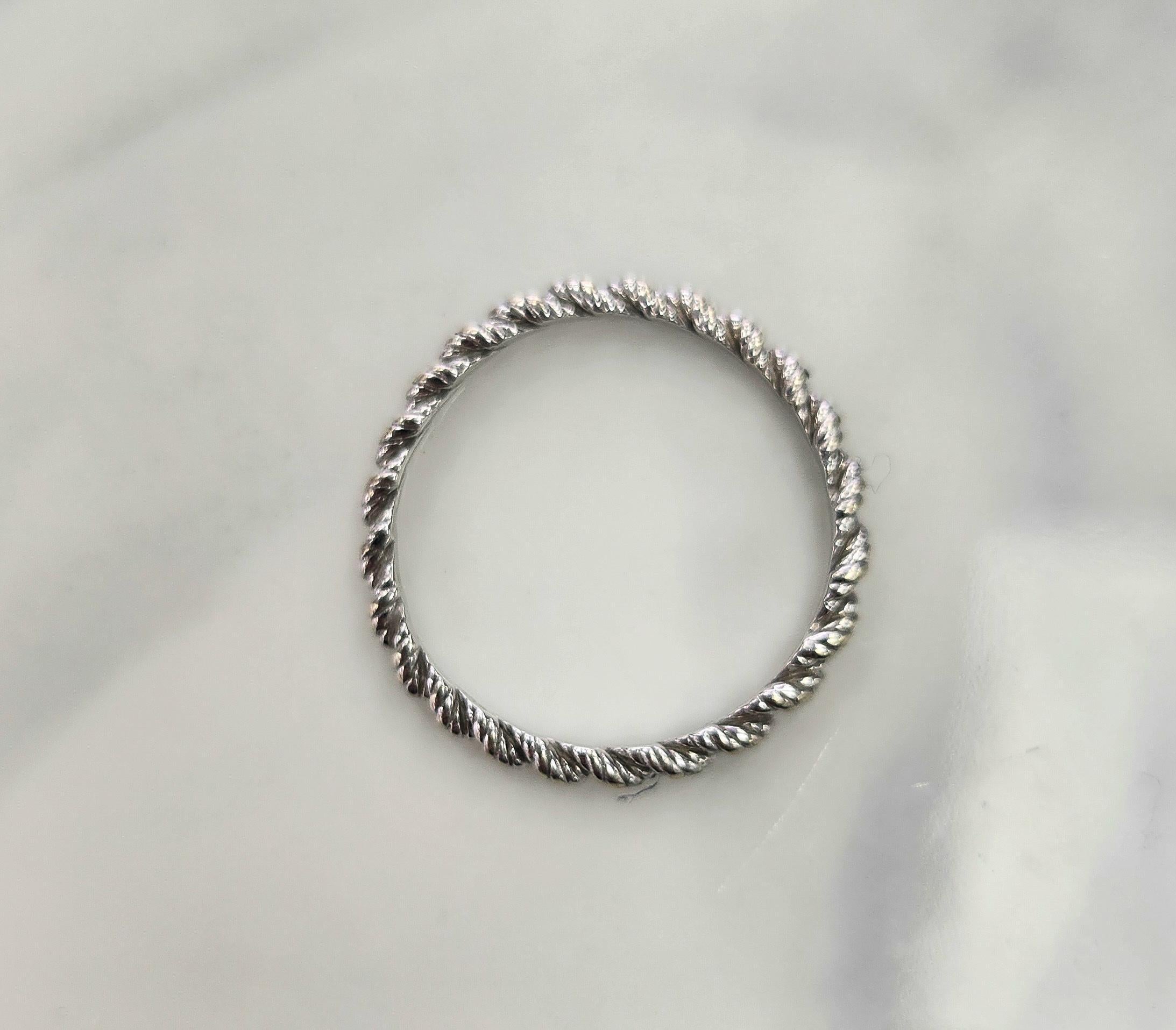 Anello a corda d'epoca in oro bianco 14K - Design sottile e impilabile, misura 8 In condizioni buone in vendita a Los Angeles, CA