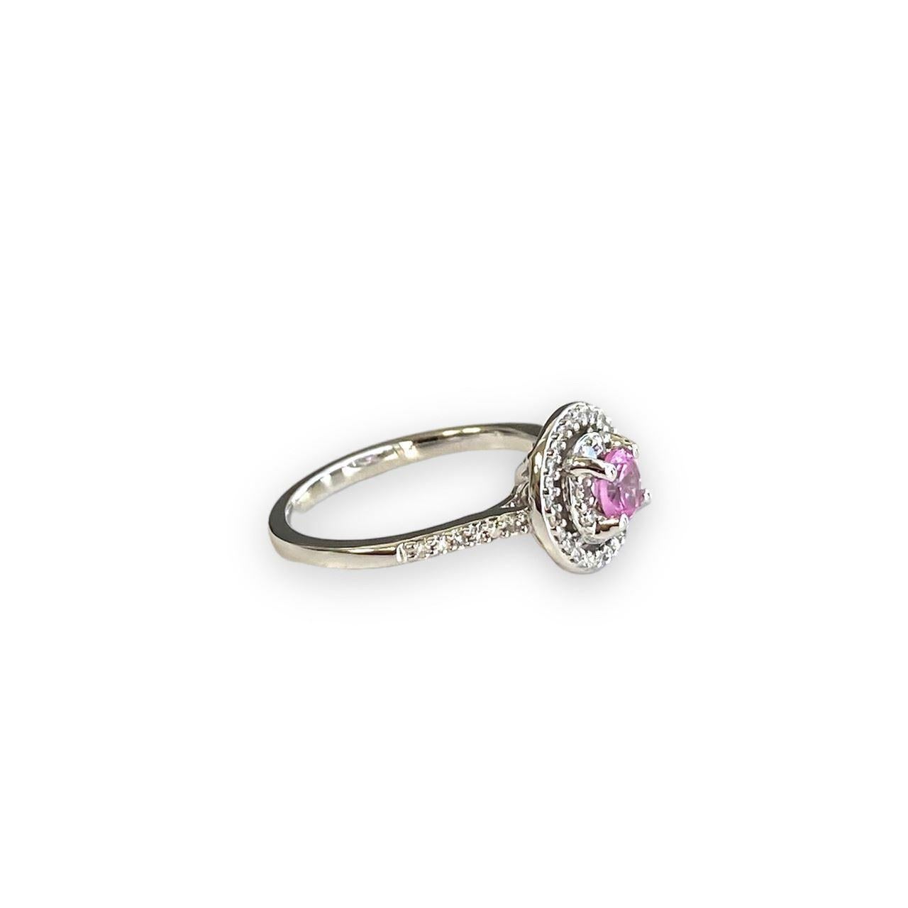 Specifiche:

    Usato (ottime condizioni)
    Metallo: oro bianco 14k
    Peso: 2.5 Gr
    Pietra principale: Spinello rosa taglio rotondo da 0,43 ct.
    Pietre laterali: Diamanti taglio singolo 0,21ctw
    Colore: H
    Chiarezza: SI1
    Taglia: