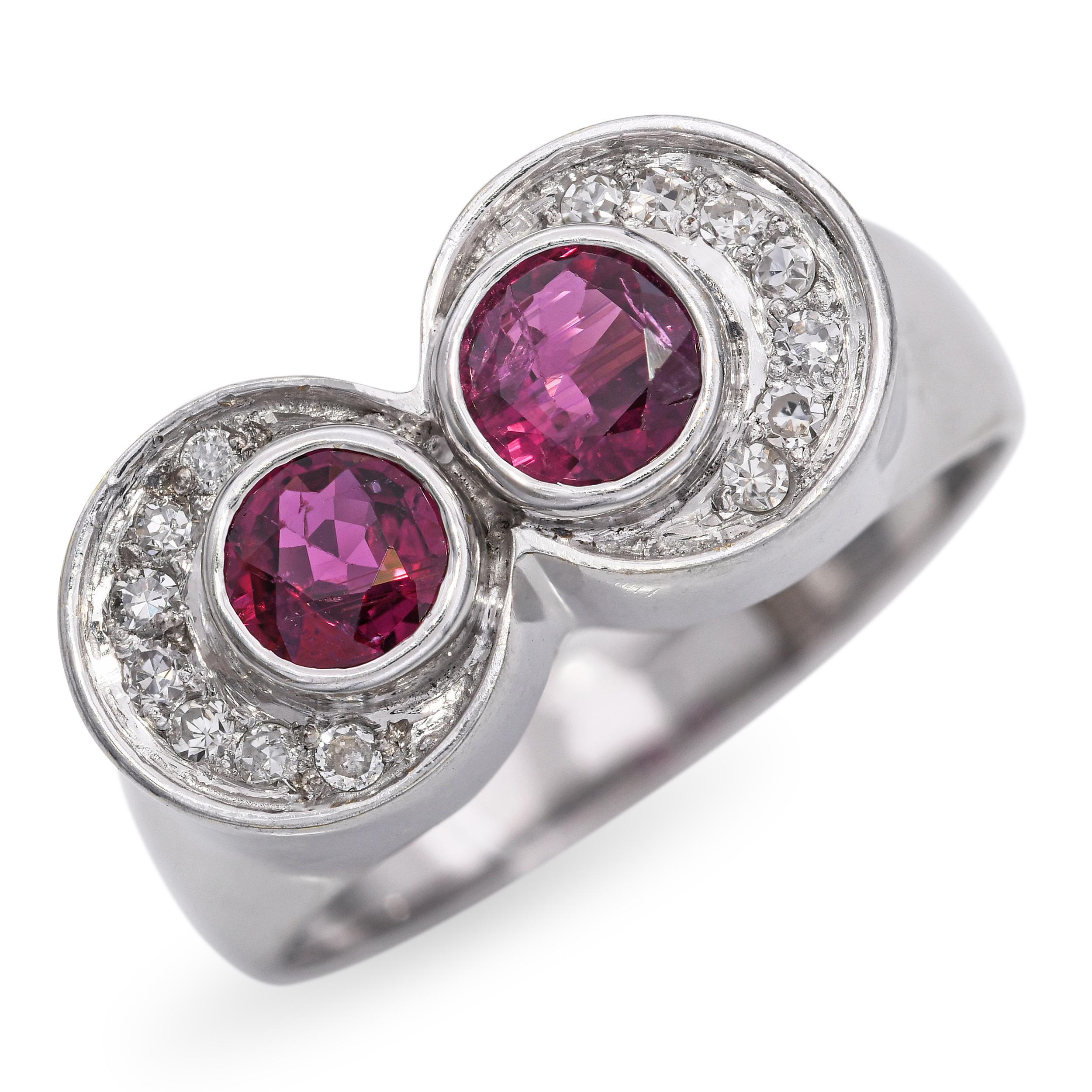 Cette bague vintage est réalisée en or blanc 14k et présente une belle combinaison de rubis et de diamants. Avec un poids total d'environ 0,66 carats de rubis rouges vifs, accentués par 0,21 carats de diamants blancs étincelants, la pièce offre un