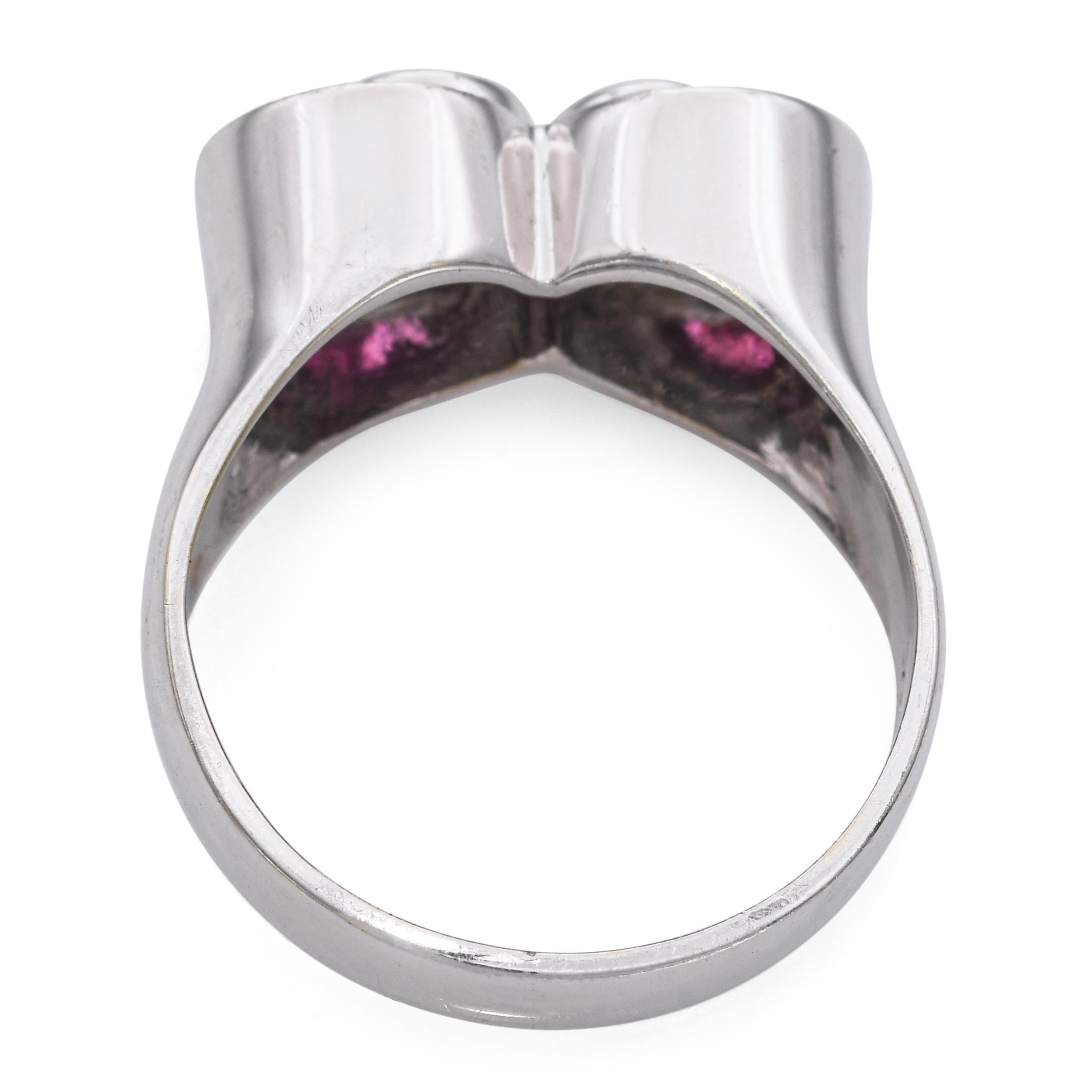 Bague vintage en or blanc 14k avec rubis et diamants en vente 1