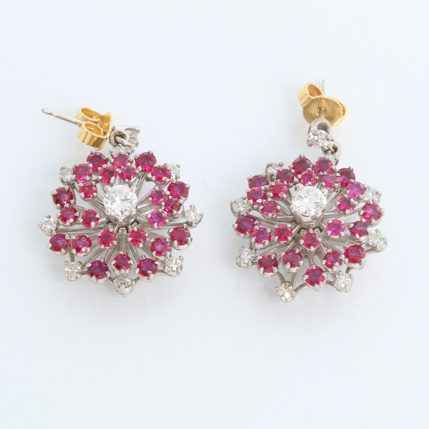 Vintage 14K White Gold Ruby & Diamond Earrings 3.5 ct - Schöne Blume Ruby mit einem Gewicht von 2,5 cts. Ohrringe. Umgeben von ca. 1 ct. Diamanten.  VS2, HI Farbe. Pre-owned mit benutzerdefinierten Box.