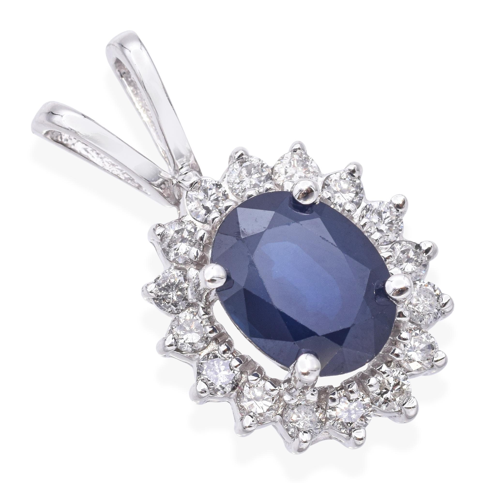 Ce pendentif vintage en or blanc 14k est orné d'un saphir d'un bleu profond rehaussé de diamants étincelants. Le riche contraste entre la teinte veloutée du saphir et l'éclat brillant des diamants crée un look élégant et intemporel. Une délicate
