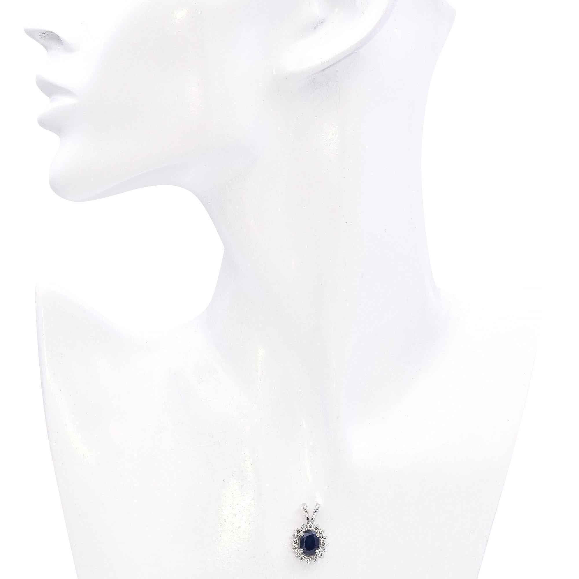 Taille ovale Pendentif vintage en or blanc 14 carats avec saphir et diamants en vente