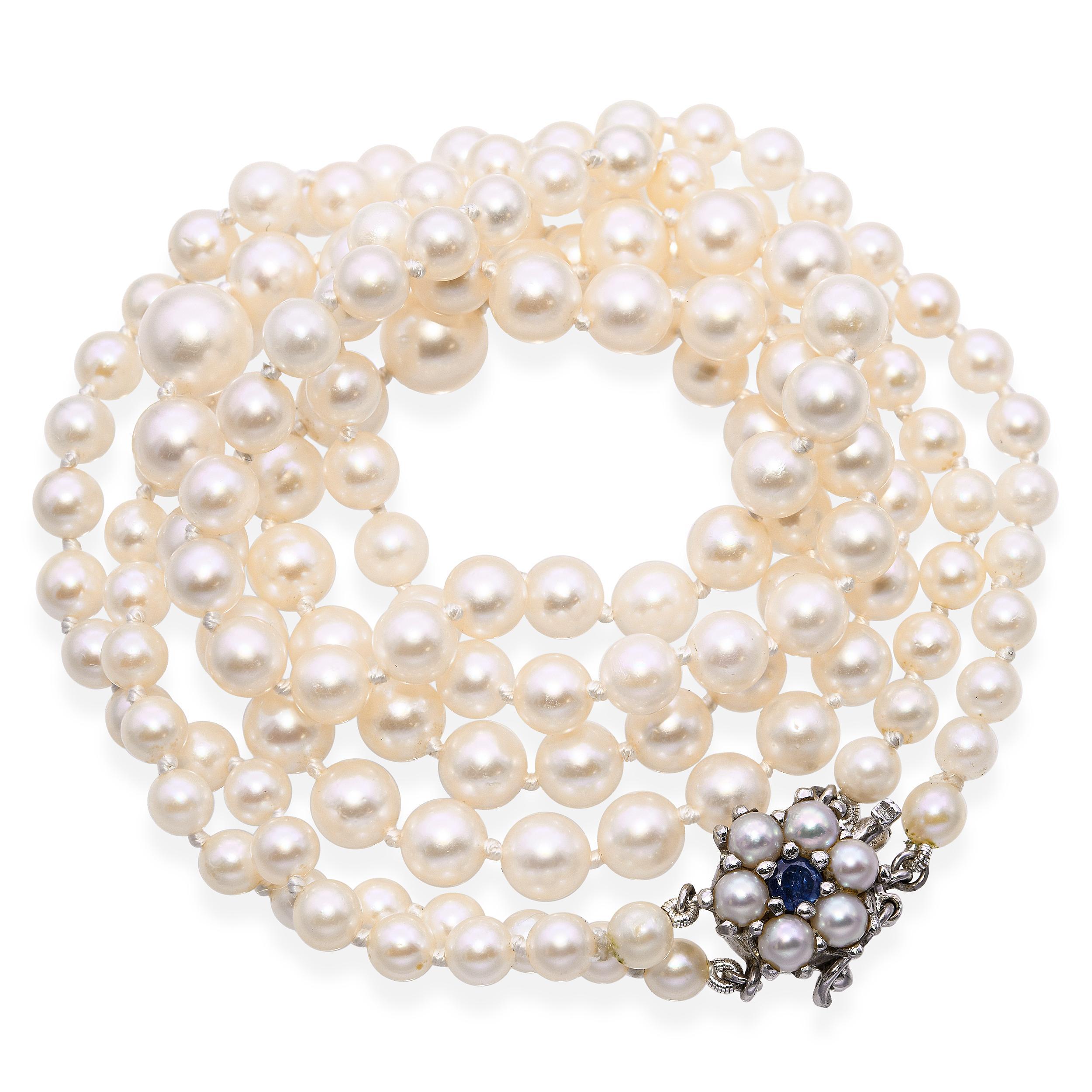Una collana vintage in oro bianco 14k a due fili con perle lucenti intervallate da zaffiri blu intenso. L'elegante combinazione di oro bianco freddo, morbide perle e ricchi zaffiri crea un look sofisticato e senza tempo. Realizzata con eleganza, la