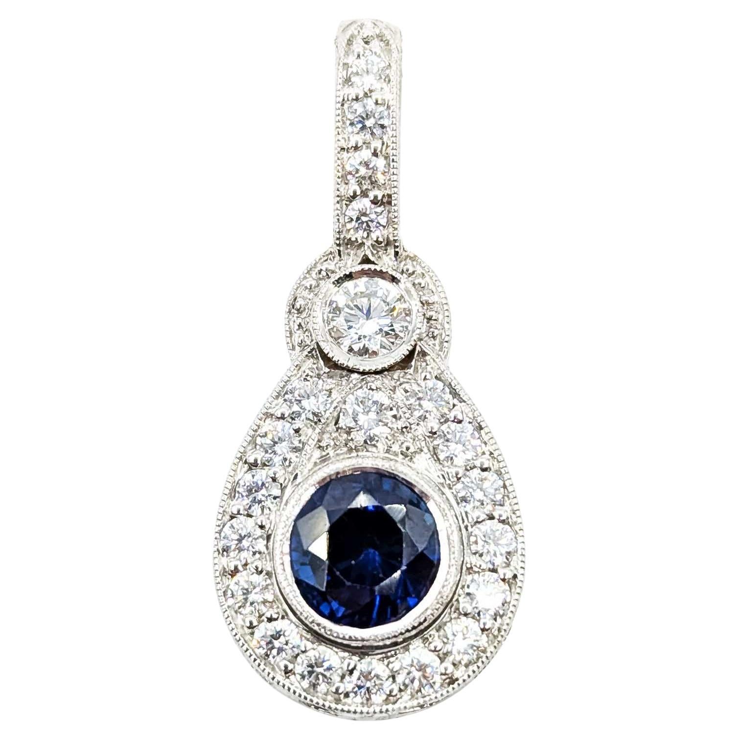 Ciondolo a goccia con zaffiro e diamante in oro bianco 14k vintage in vendita