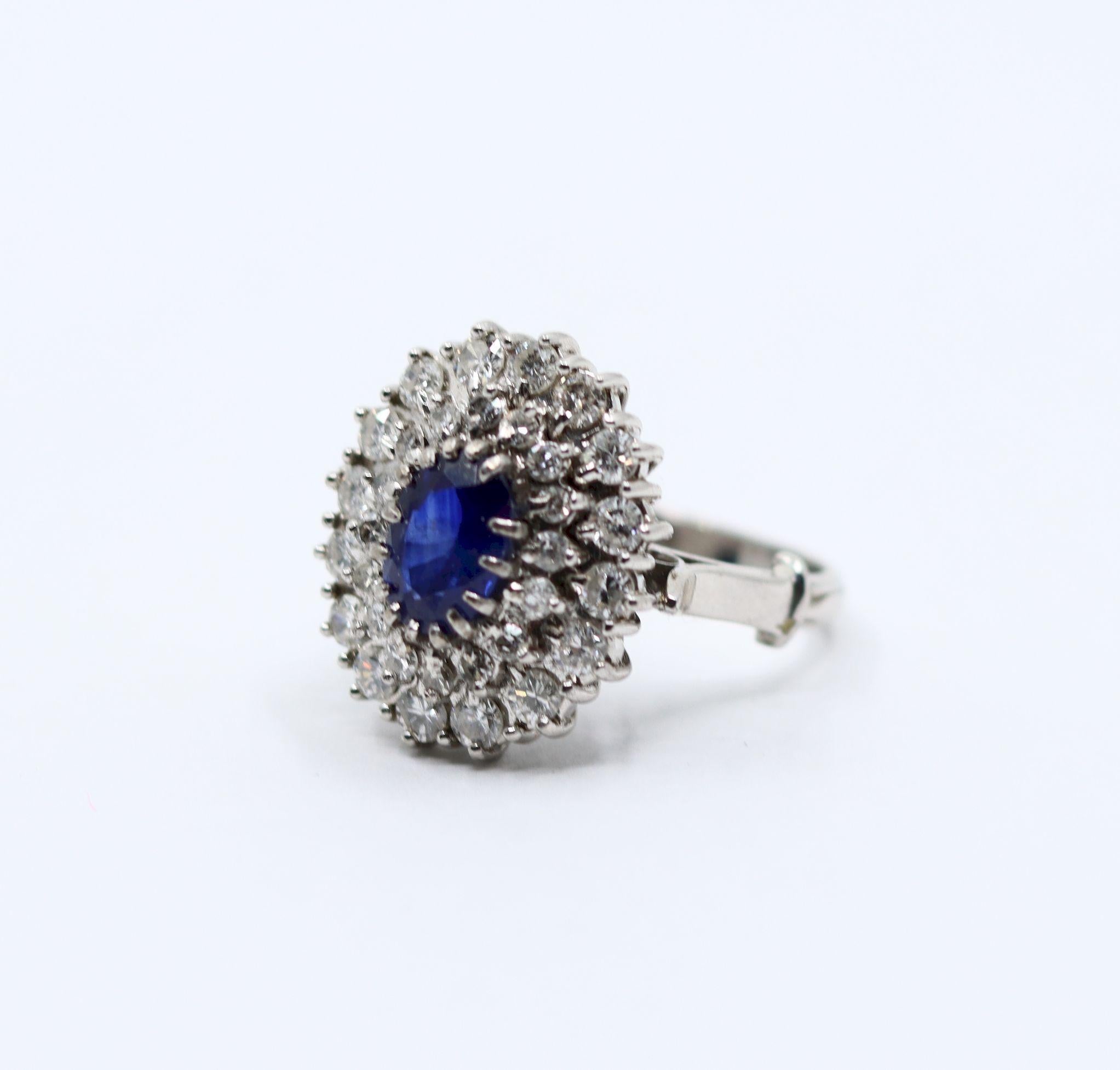 Vintage 14K White Gold Sapphire Diamonds Ring In Good Condition For Sale In Flushing, NY