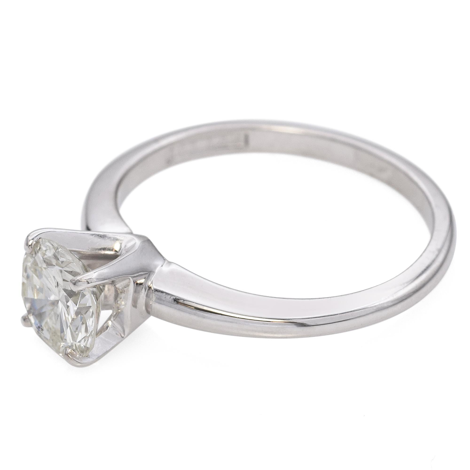 Questo anello di fidanzamento solitario senza tempo presenta un diamante tondo brillante da 1,1 carati incastonato in uno scintillante oro bianco da 14 carati. Il diamante è incastonato in una classica montatura a quattro punte, che permette alla