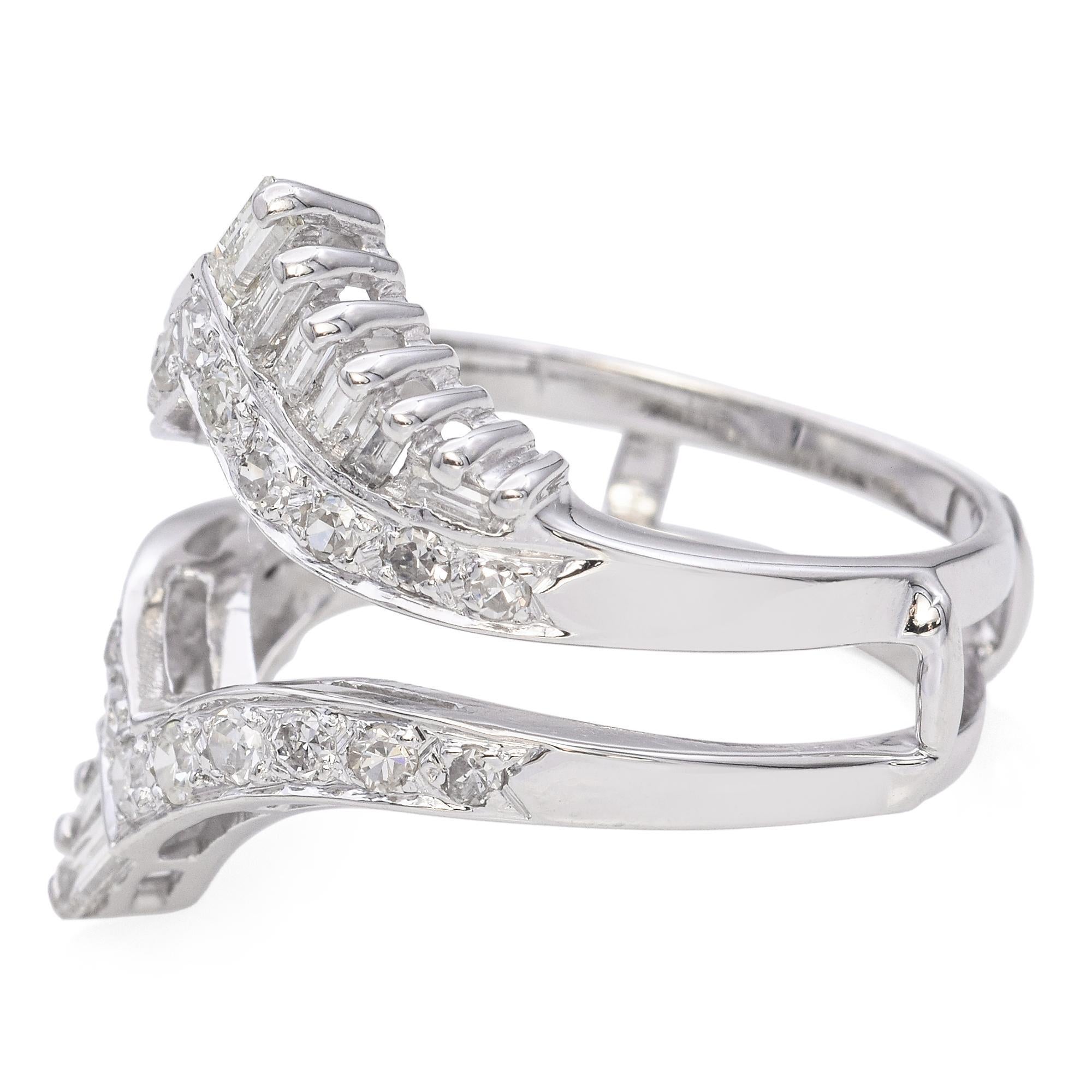 Vintage 14k White Gold Split Band Diamond Ring Guard In Good Condition For Sale In New York, NY