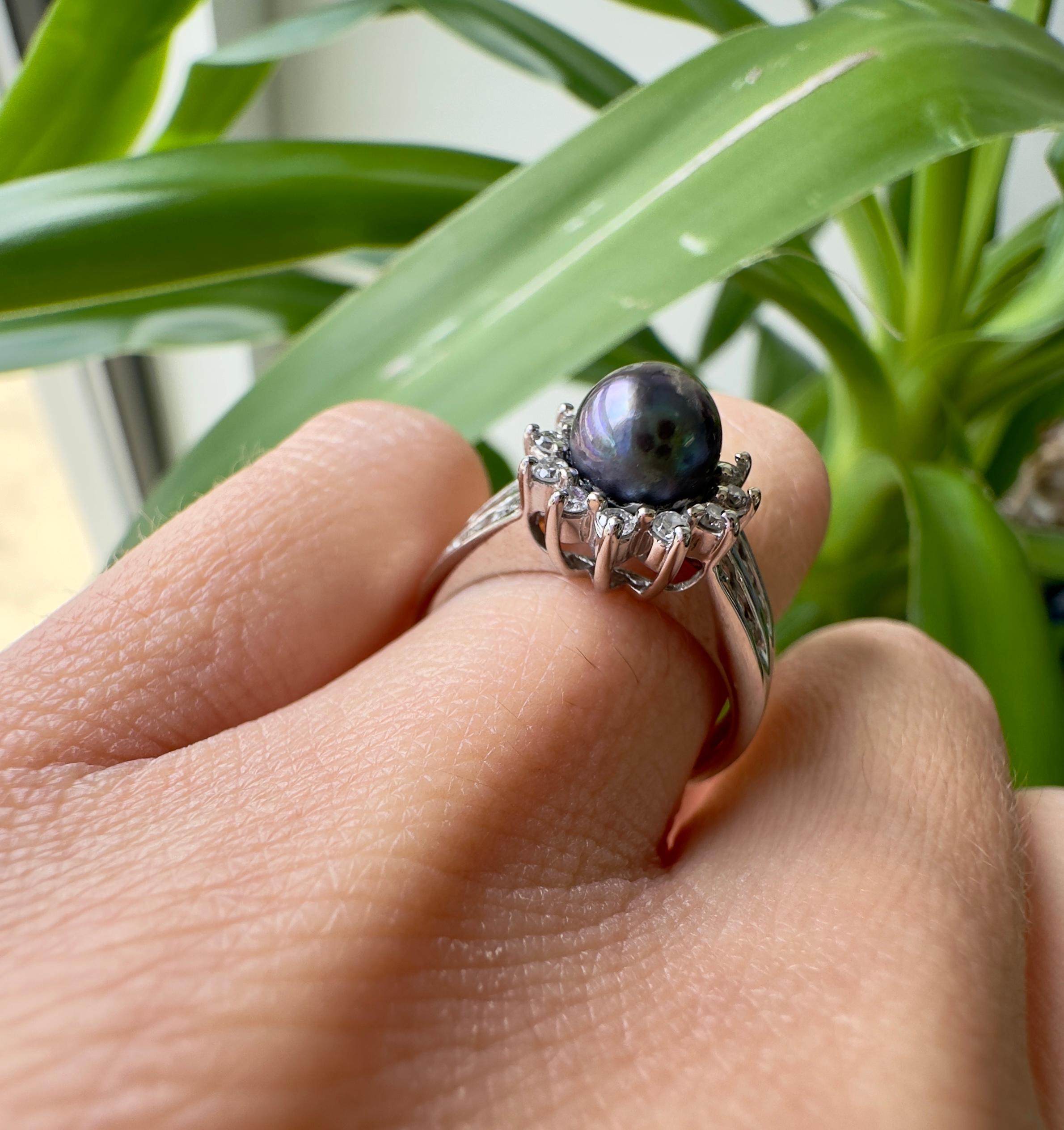 Anello vintage in oro bianco 14k con perle nere dei mari del sud di Tahiti e diamanti in vendita 3