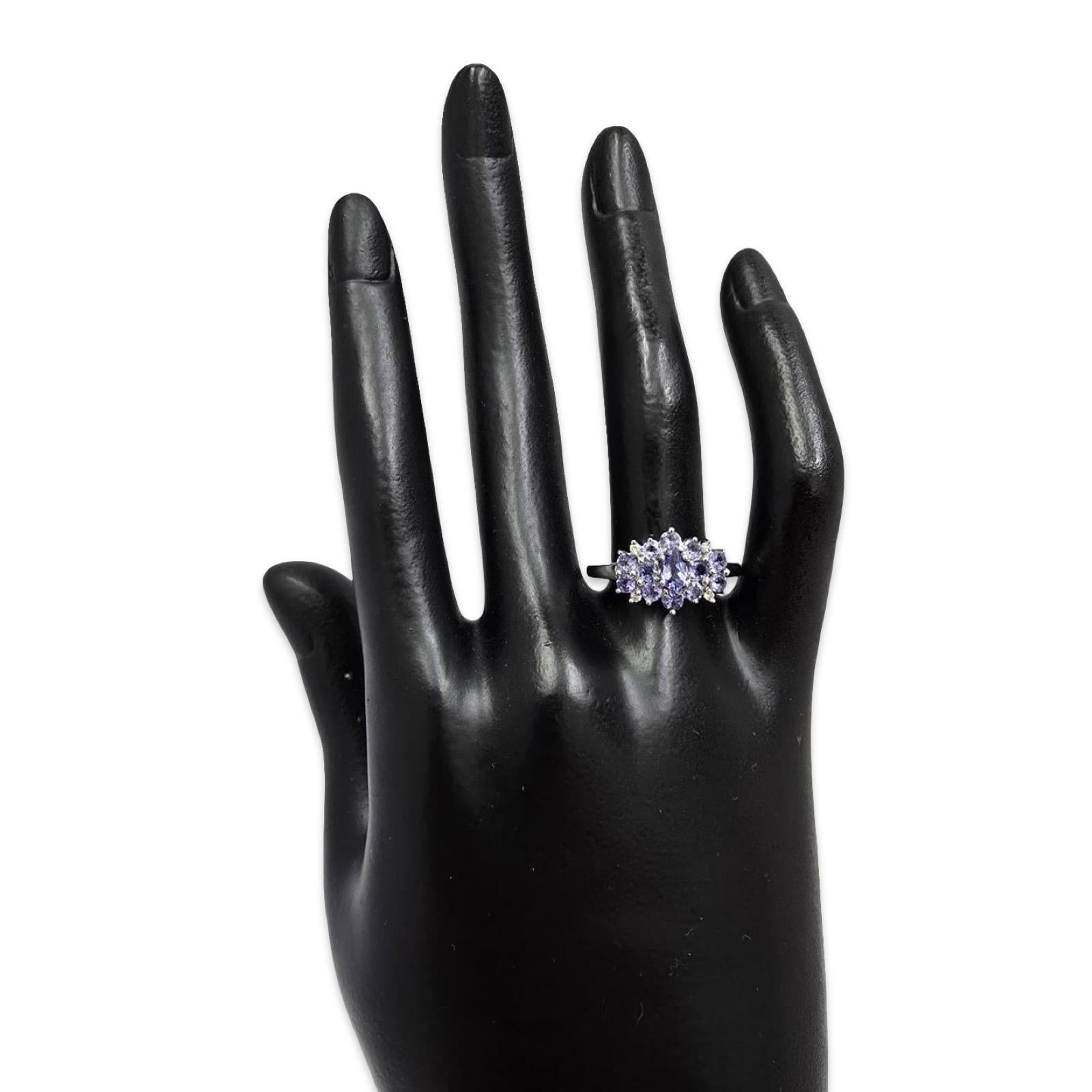 Taglio rotondo Anello a grappolo di tanzanite d'epoca in oro bianco 14K con accenti di diamanti in vendita