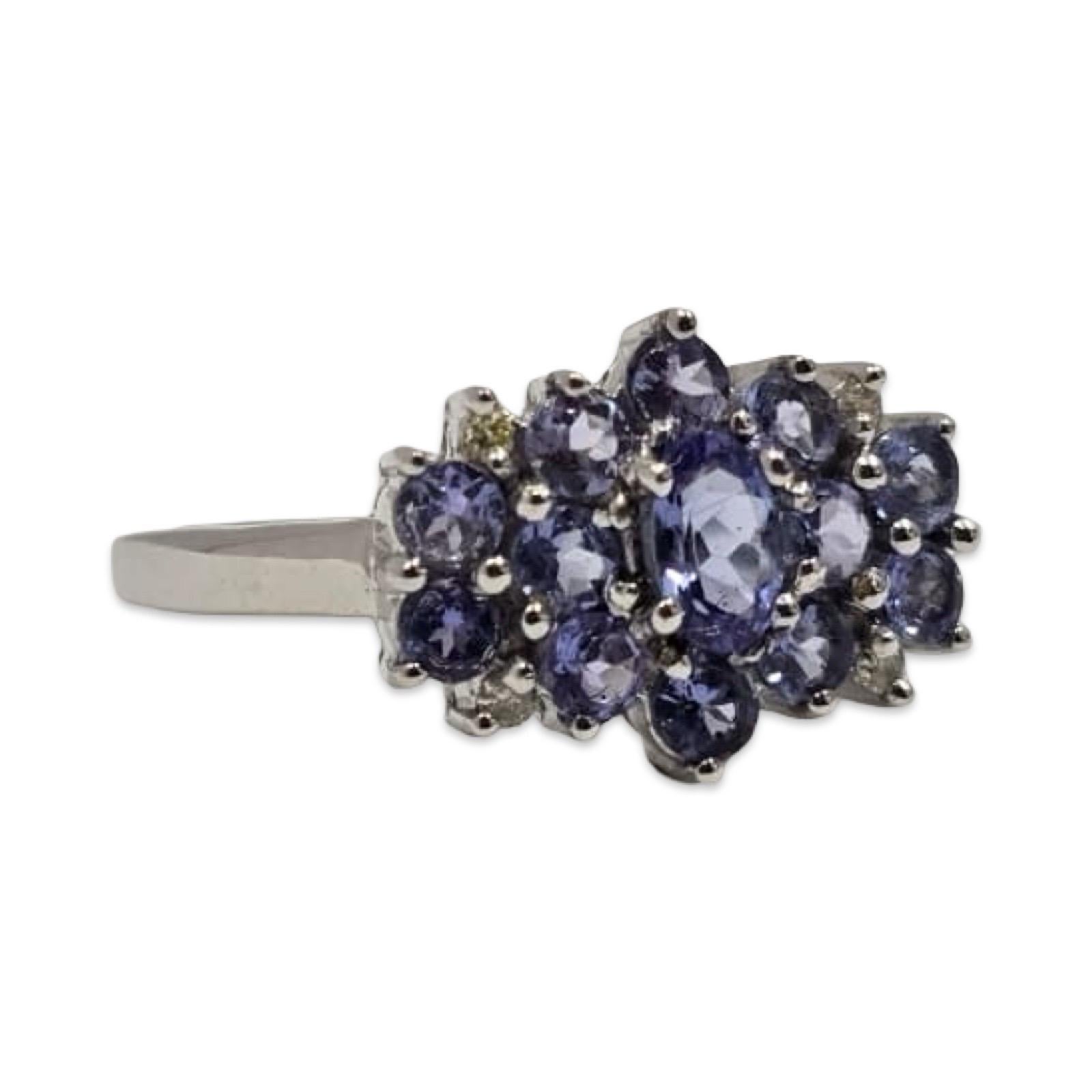 Anello a grappolo di tanzanite d'epoca in oro bianco 14K con accenti di diamanti In condizioni ottime in vendita a Miami, FL