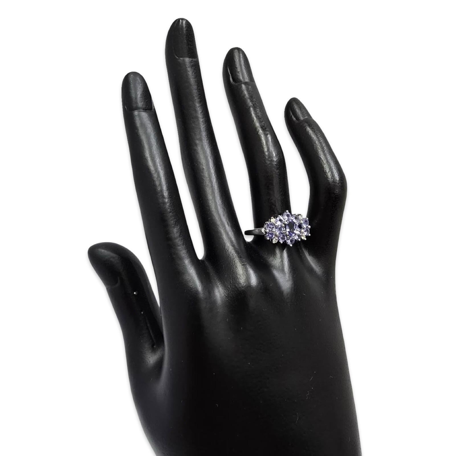 Donna Anello a grappolo di tanzanite d'epoca in oro bianco 14K con accenti di diamanti in vendita