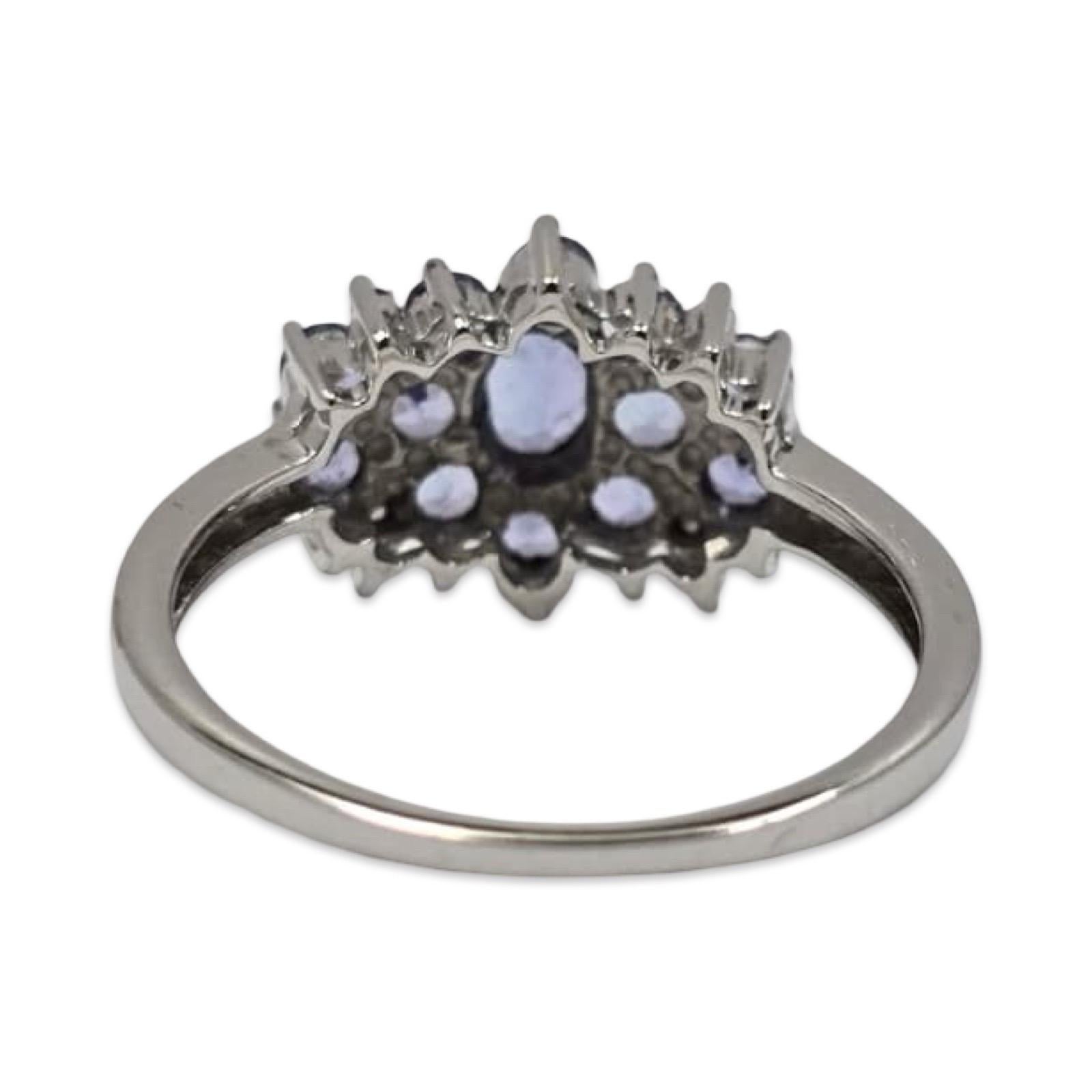 Anello a grappolo di tanzanite d'epoca in oro bianco 14K con accenti di diamanti in vendita 1