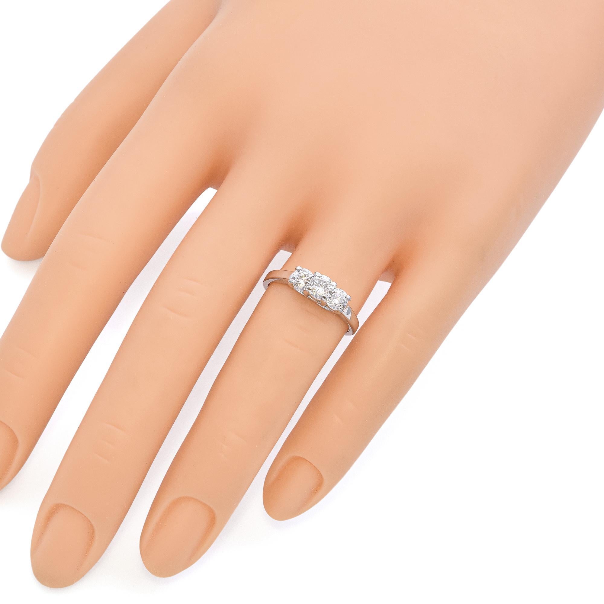 Taglio rotondo Anello vintage in oro bianco 14k con tre pietre di diamante in vendita