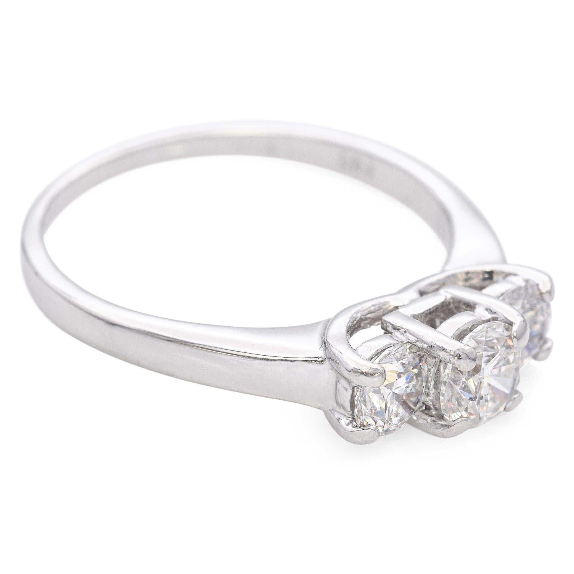 Donna Anello vintage in oro bianco 14k con tre pietre di diamante in vendita