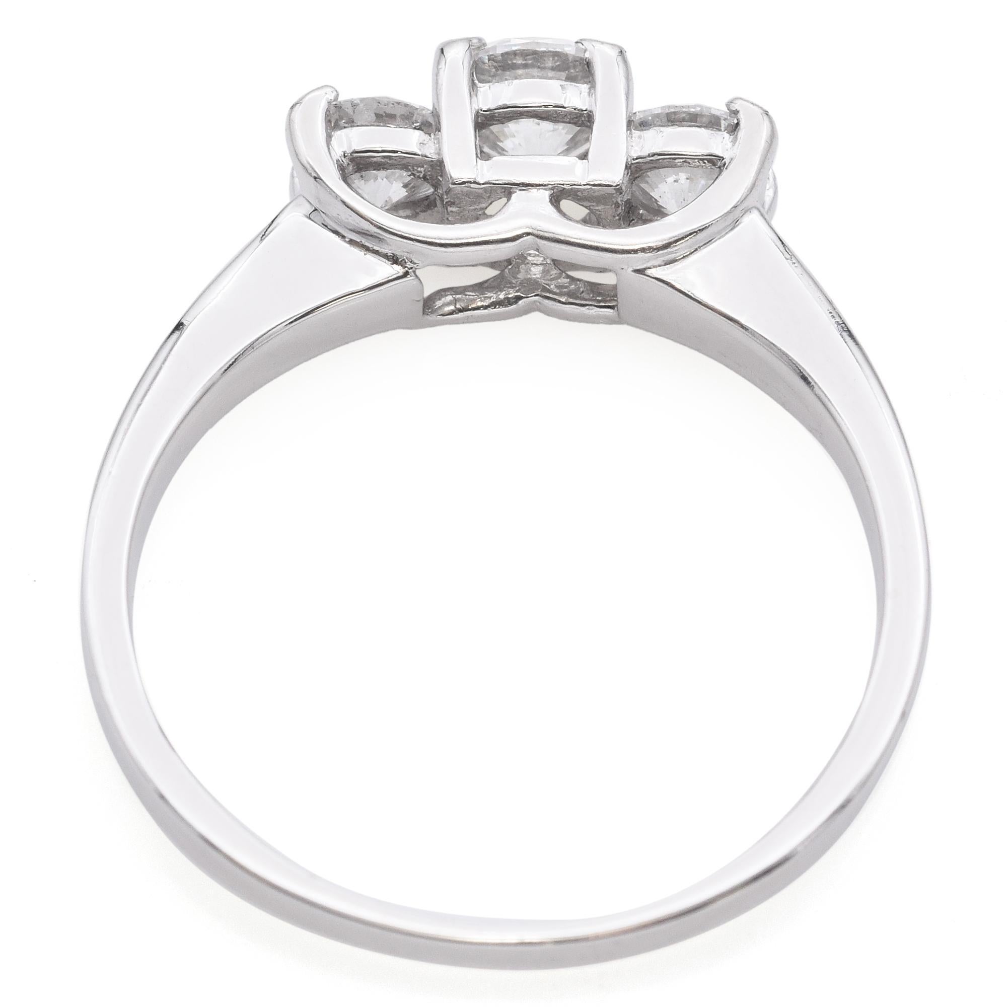 Anello vintage in oro bianco 14k con tre pietre di diamante in vendita 1