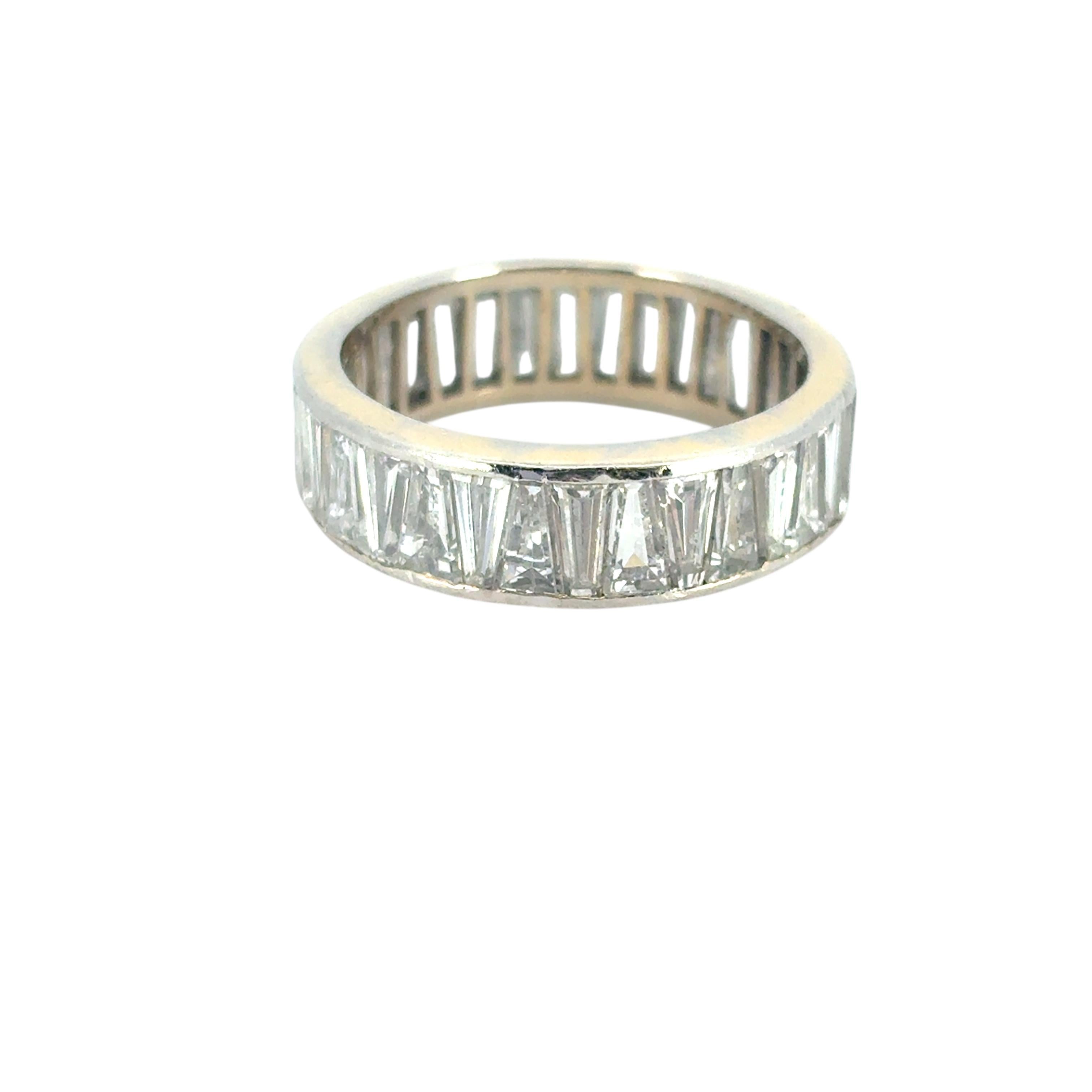 Anello di eternità trapezoidale con diamante baguette in oro bianco 14k vintage in vendita 4