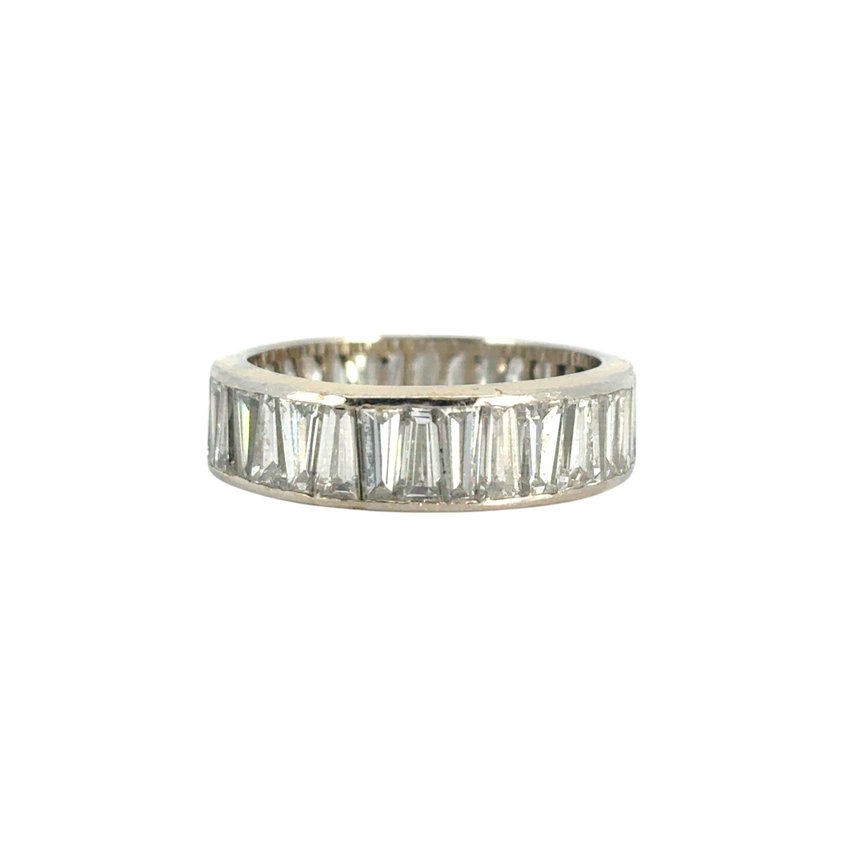 Anello di eternità trapezoidale con diamante baguette in oro bianco 14k vintage In condizioni ottime in vendita a Boca Raton, FL