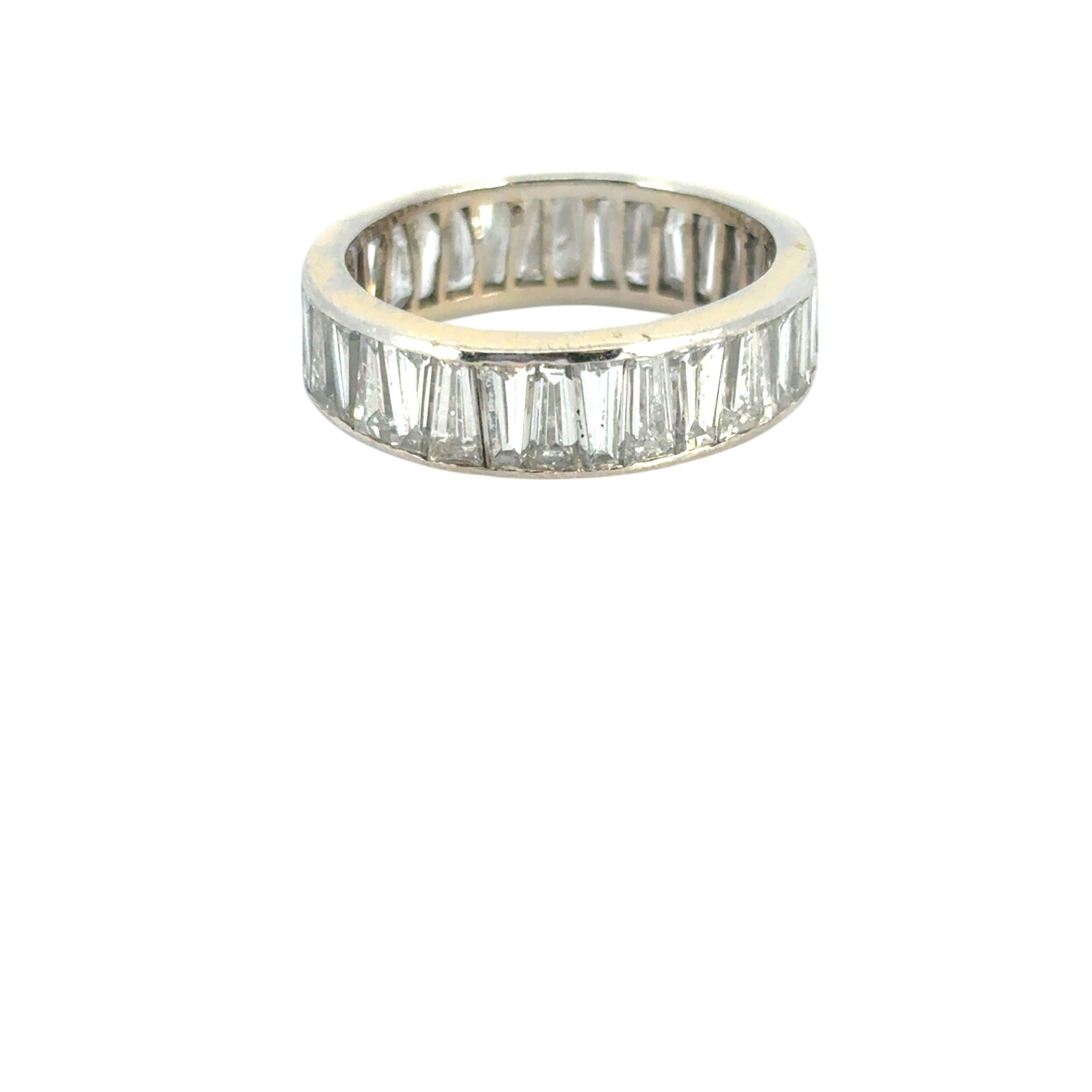 da uomo o donna Anello di eternità trapezoidale con diamante baguette in oro bianco 14k vintage in vendita