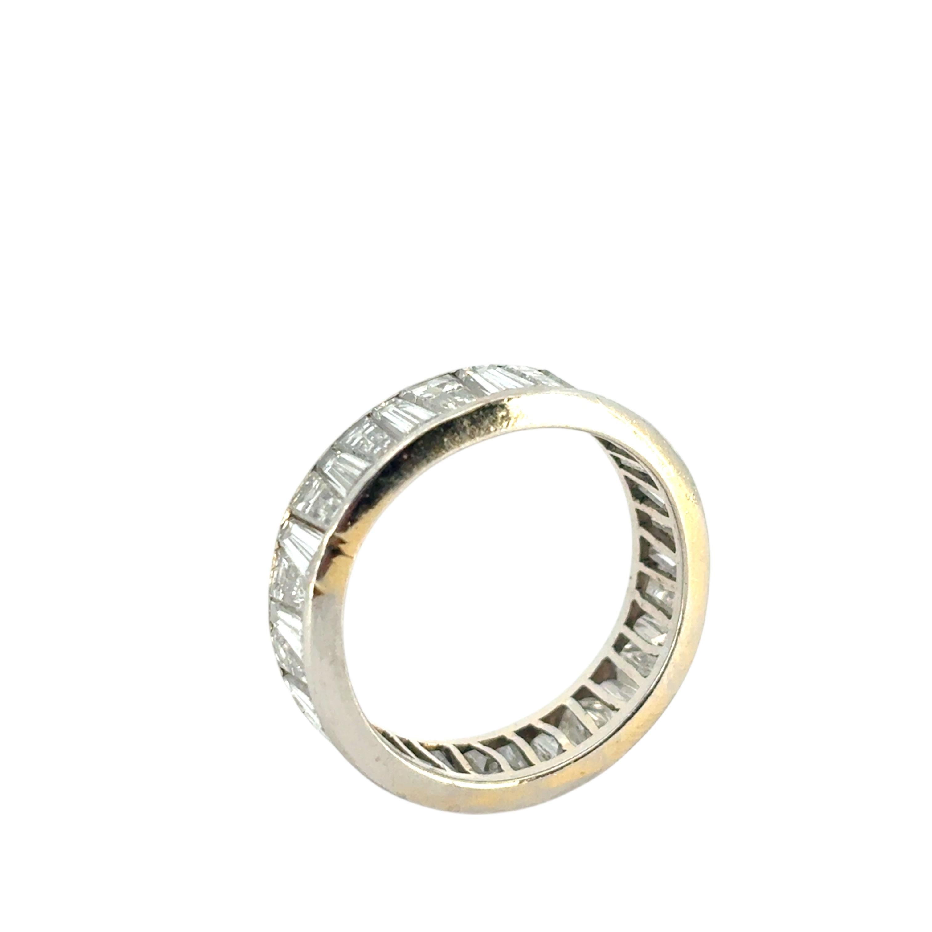 Anello di eternità trapezoidale con diamante baguette in oro bianco 14k vintage in vendita 1