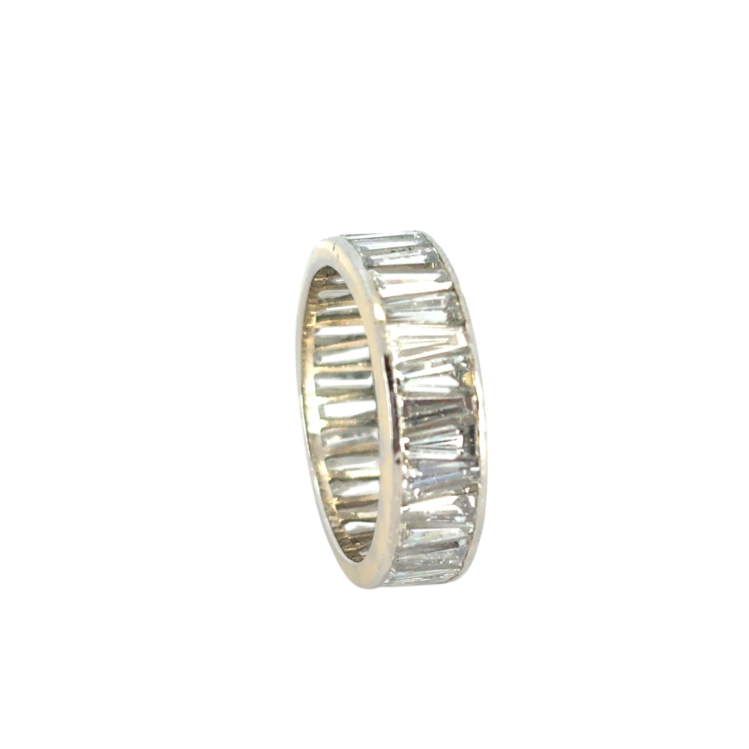 Anello di eternità trapezoidale con diamante baguette in oro bianco 14k vintage in vendita 2