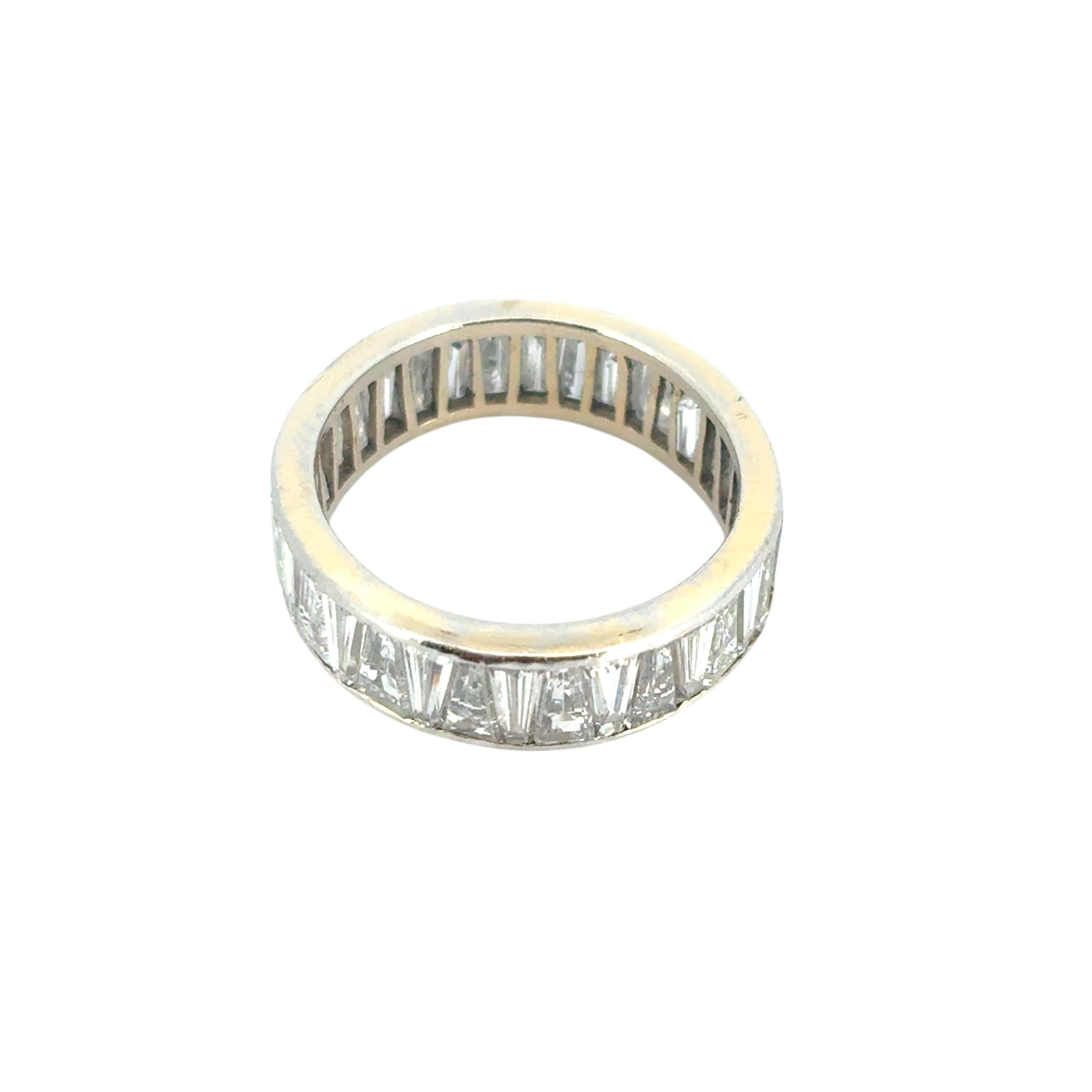 Anello di eternità trapezoidale con diamante baguette in oro bianco 14k vintage in vendita 3