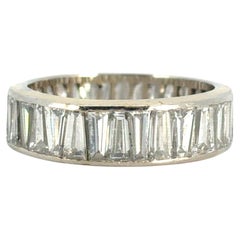 Memoryring aus 14 Karat Weißgold mit Trapezförmigem Baguette-Diamant