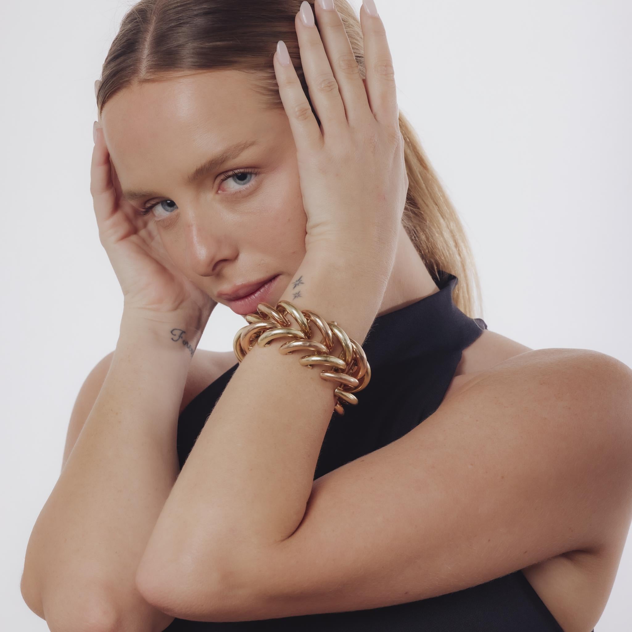 Ce bracelet vintage des années 1970 est fabriqué en or jaune et rose 14k, créant un design chaleureux et substantiel. D'une longueur de 7,5 pouces et d'un poids impressionnant de 96,61 grammes, il incarne l'élégance audacieuse et l'artisanat