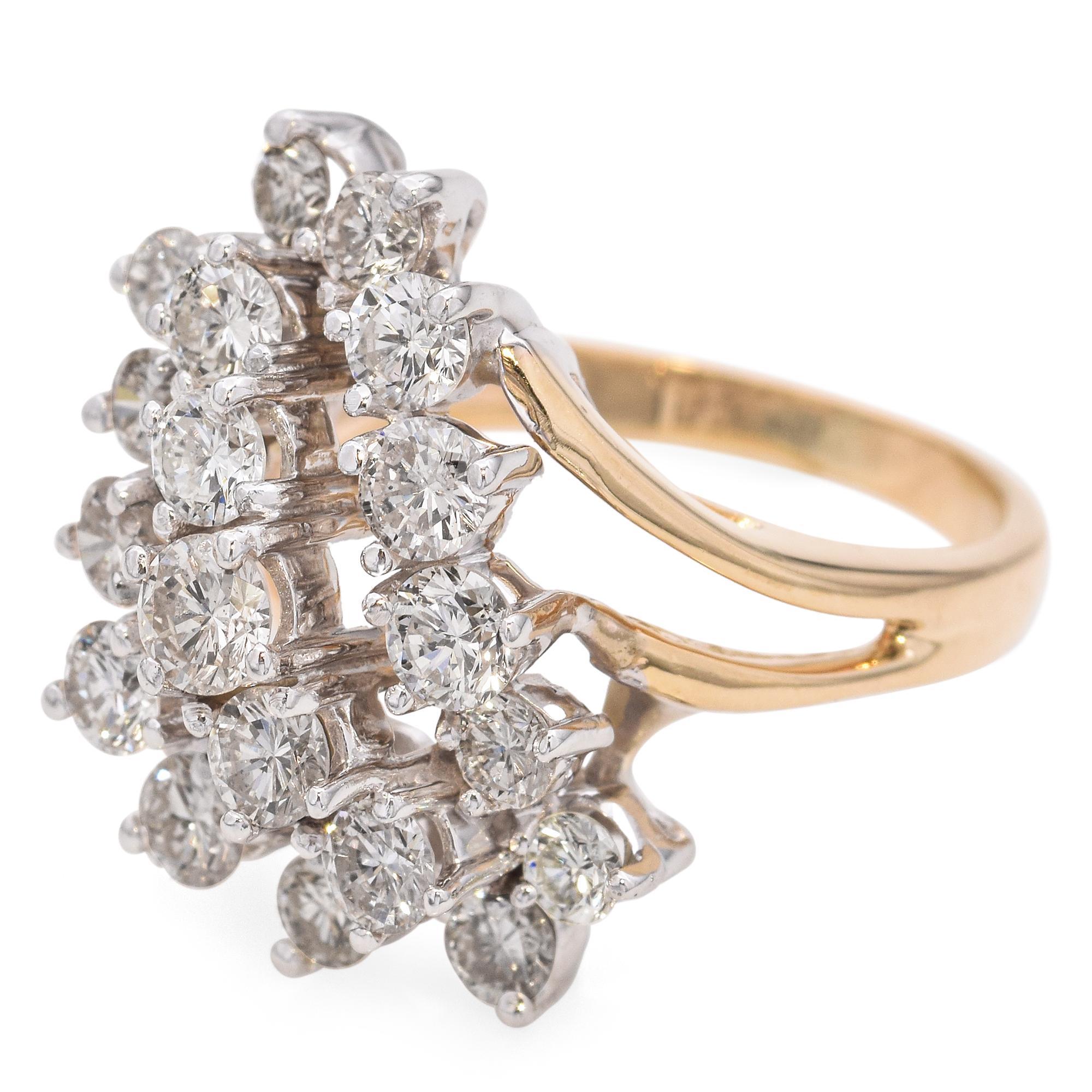 Questo anello vintage con cluster di diamanti in oro giallo e oro bianco 14k abbaglia con una raffinatezza e uno splendore senza tempo. Con circa 2,25 carati di diamanti brillanti, l'incastonatura a grappolo crea uno spettacolo radioso di luce e