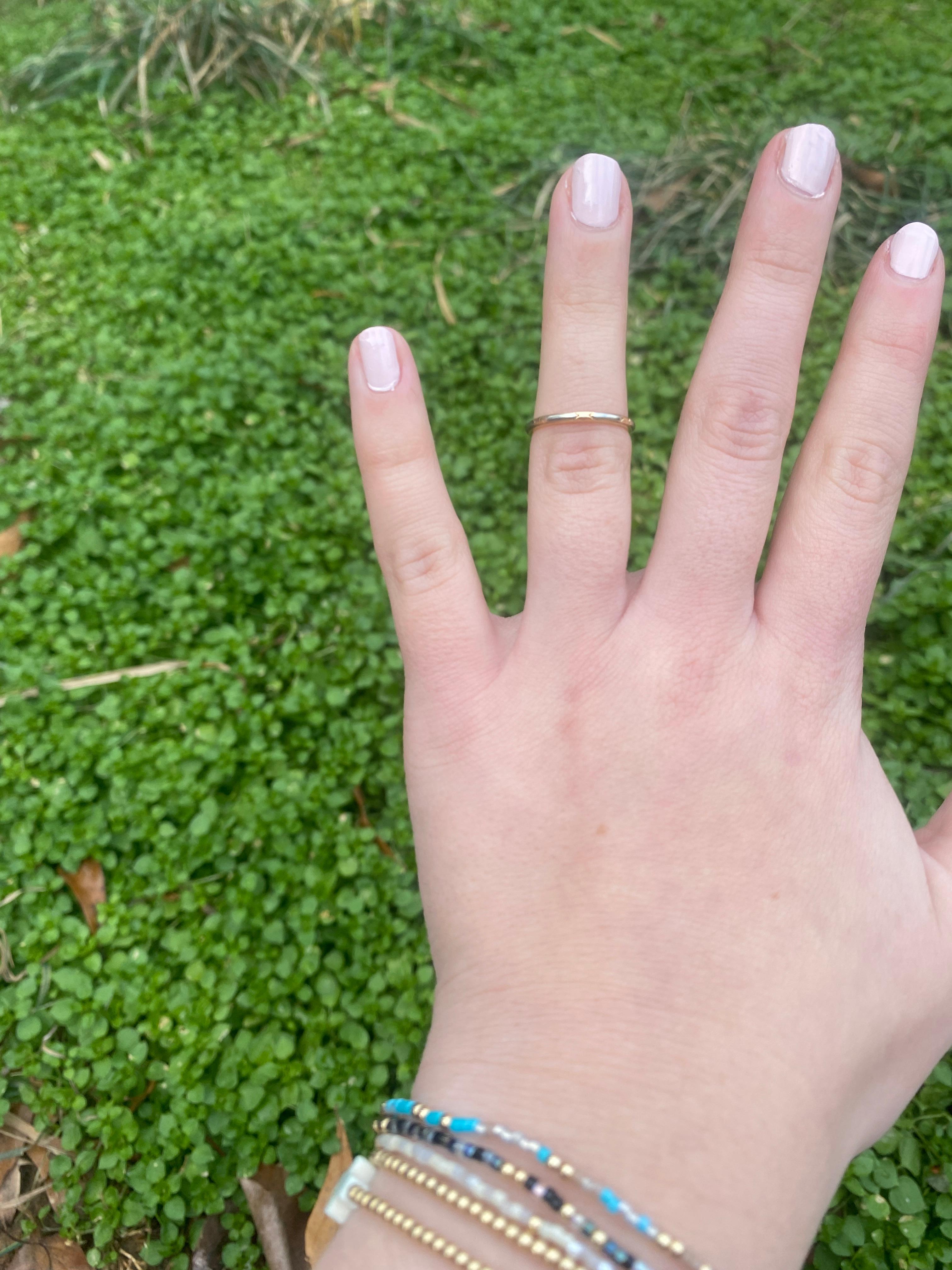 Vintage 14k Gelb- und Weißgold Band Ring, Art Carved, Ringgröße 4,75 im Angebot 1