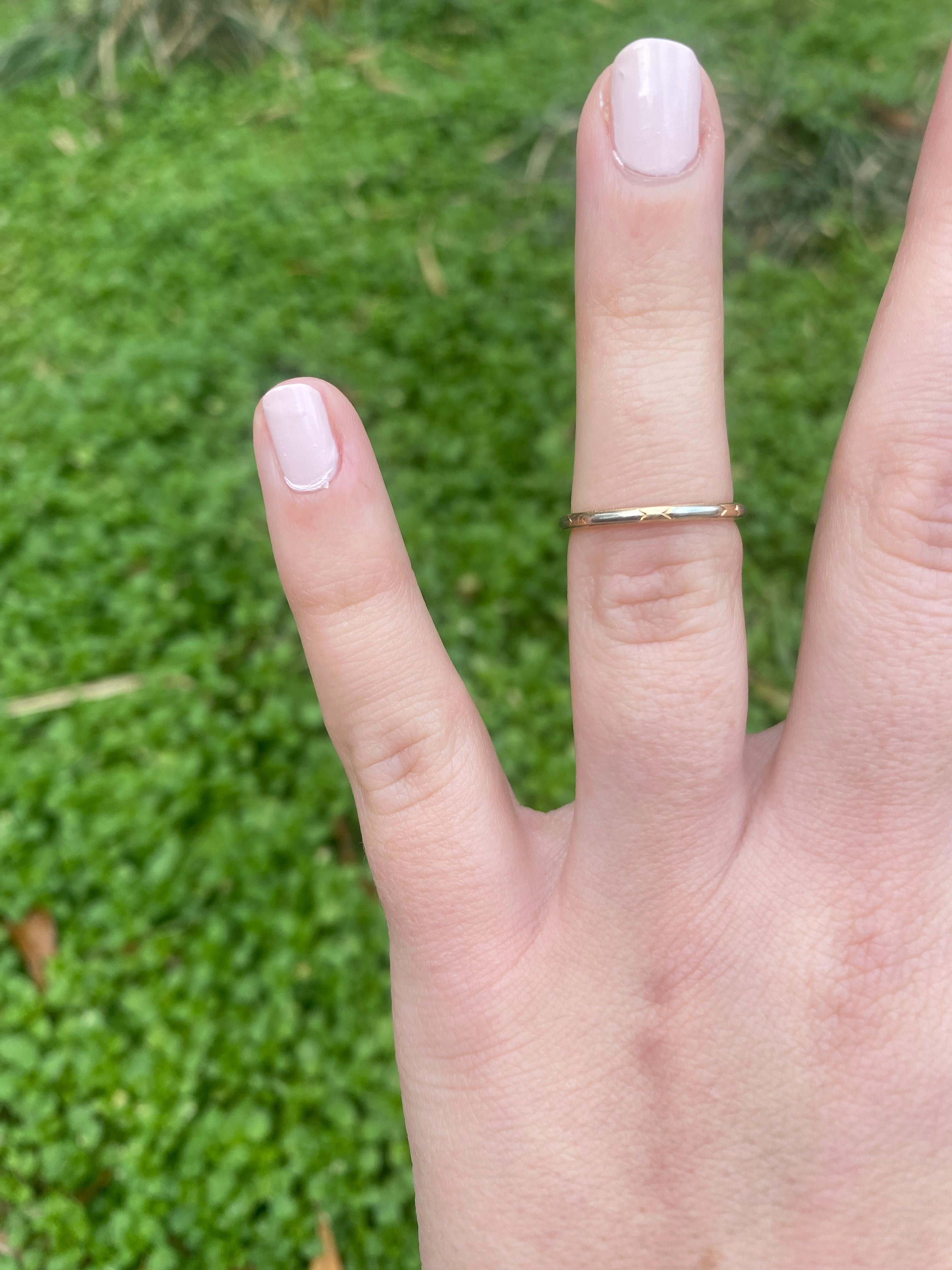 Vintage 14k Gelb- und Weißgold Band Ring, Art Carved, Ringgröße 4,75 im Angebot 2