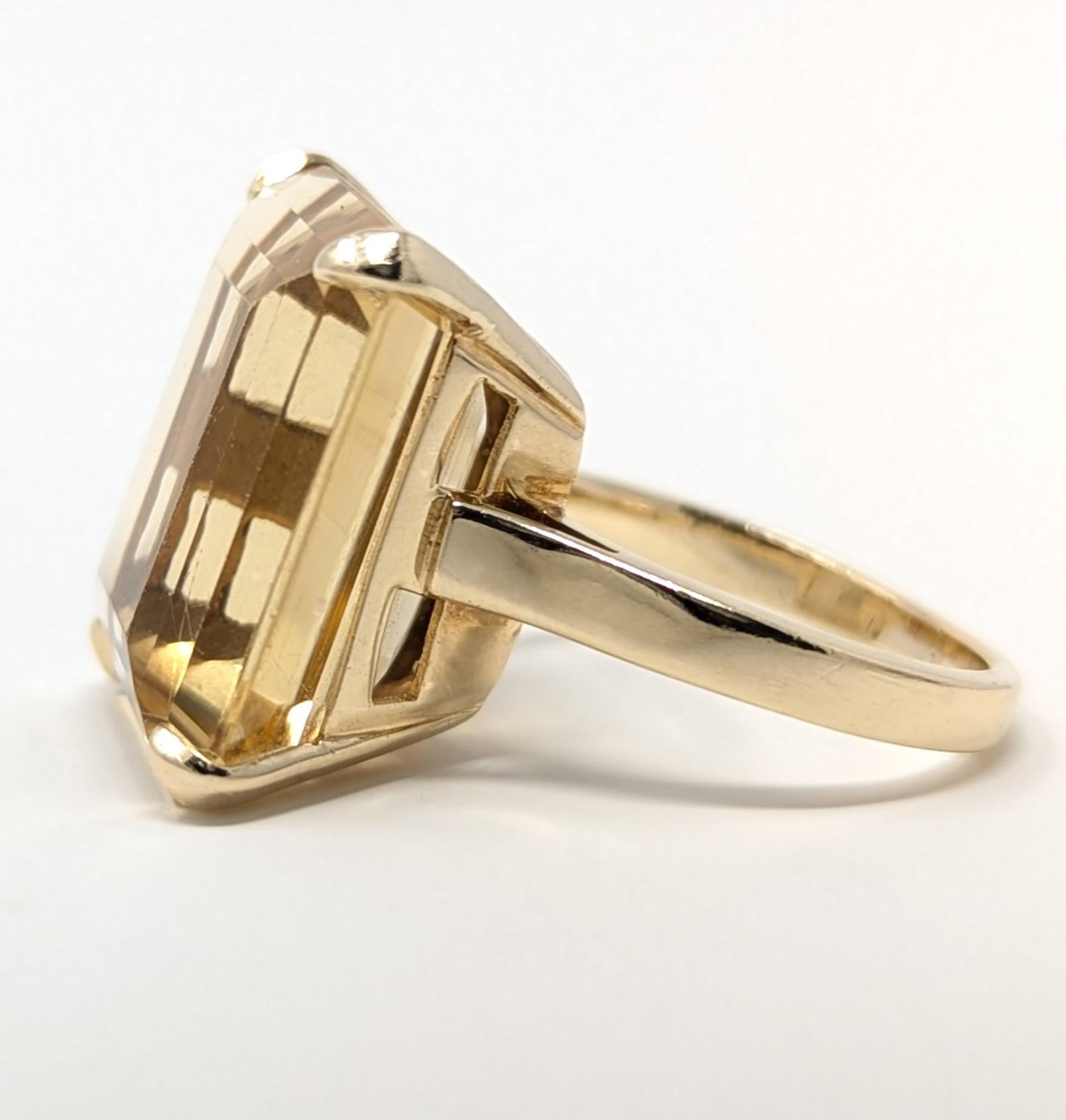 Anillo vintage de oro amarillo macizo de 14k con un gran citrino amarillo talla esmeralda. Este anillo es toda una declaración de intenciones que seguro que atraerá todas las miradas y dará mucho que hablar. Las mejores medidas para un dedo de talla