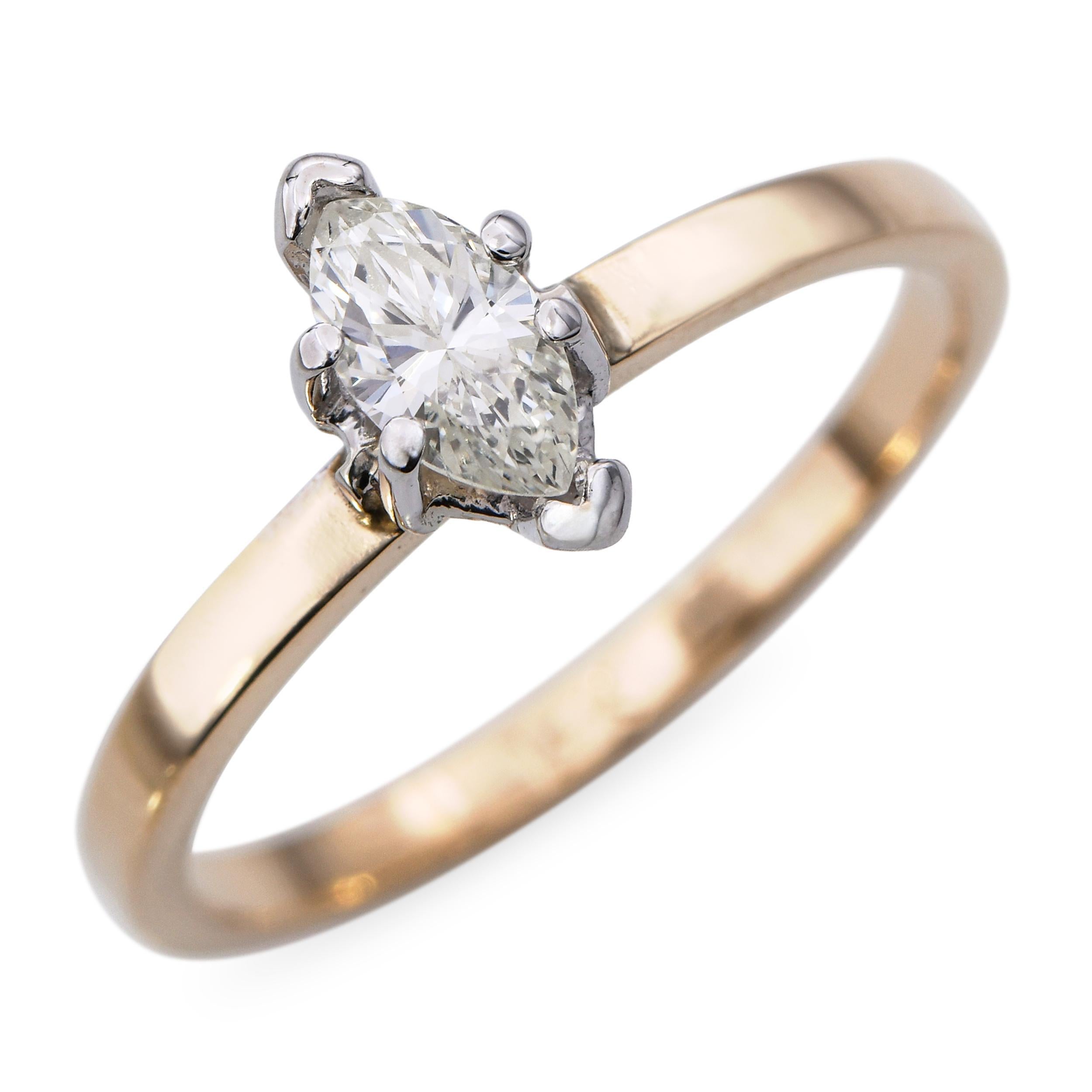 Zeitlose Eleganz trifft bei diesem Solitärring aus 14 Karat Gelbgold mit marquisem Diamanten auf schlichte Brillanz. Das Herzstück ist ein wunderschön geschliffener Marquise-Diamant mit einem Gesamtkaratgewicht von 0,32 ct, der in einer klassischen