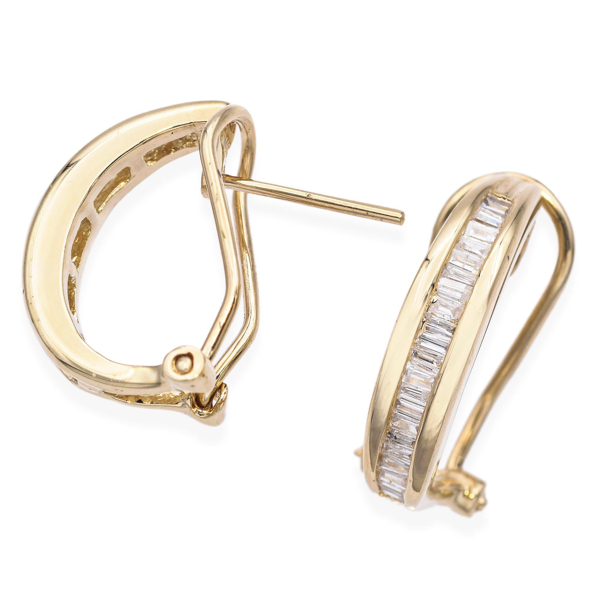 Eleva tu estilo con estos modernos pendientes elaborados en oro amarillo de 14k, con diamantes blancos talla baguette. El elegante diseño y los brillantes diamantes añaden un toque de elegancia a cualquier conjunto.

Peso: 4,1 gramos 
Piedra: