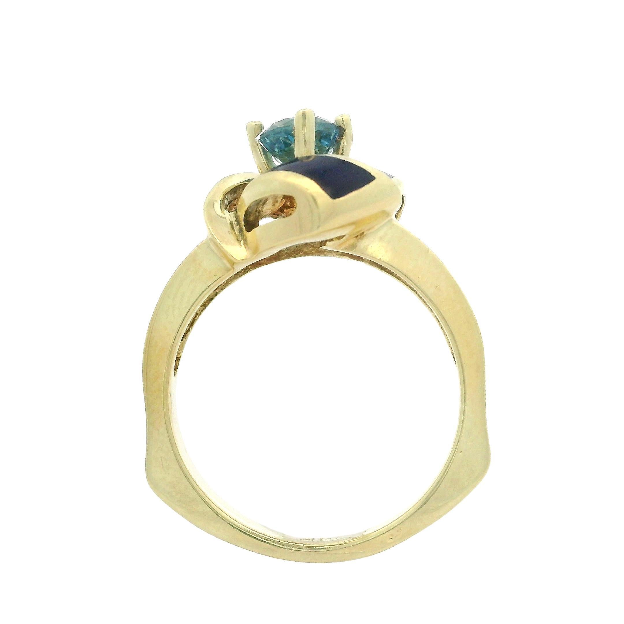 -Pierre(s) : -
(1) Aigue-marine véritable naturelle - taille ronde et brillante - sertie - couleur bleu profond - 5 mm (approx.)
Poids total en carats : 0,56 (exact)

MATERIAL : Or jaune 14k - émail bleu royal
Poids total : 10.27 grammes
Largeur