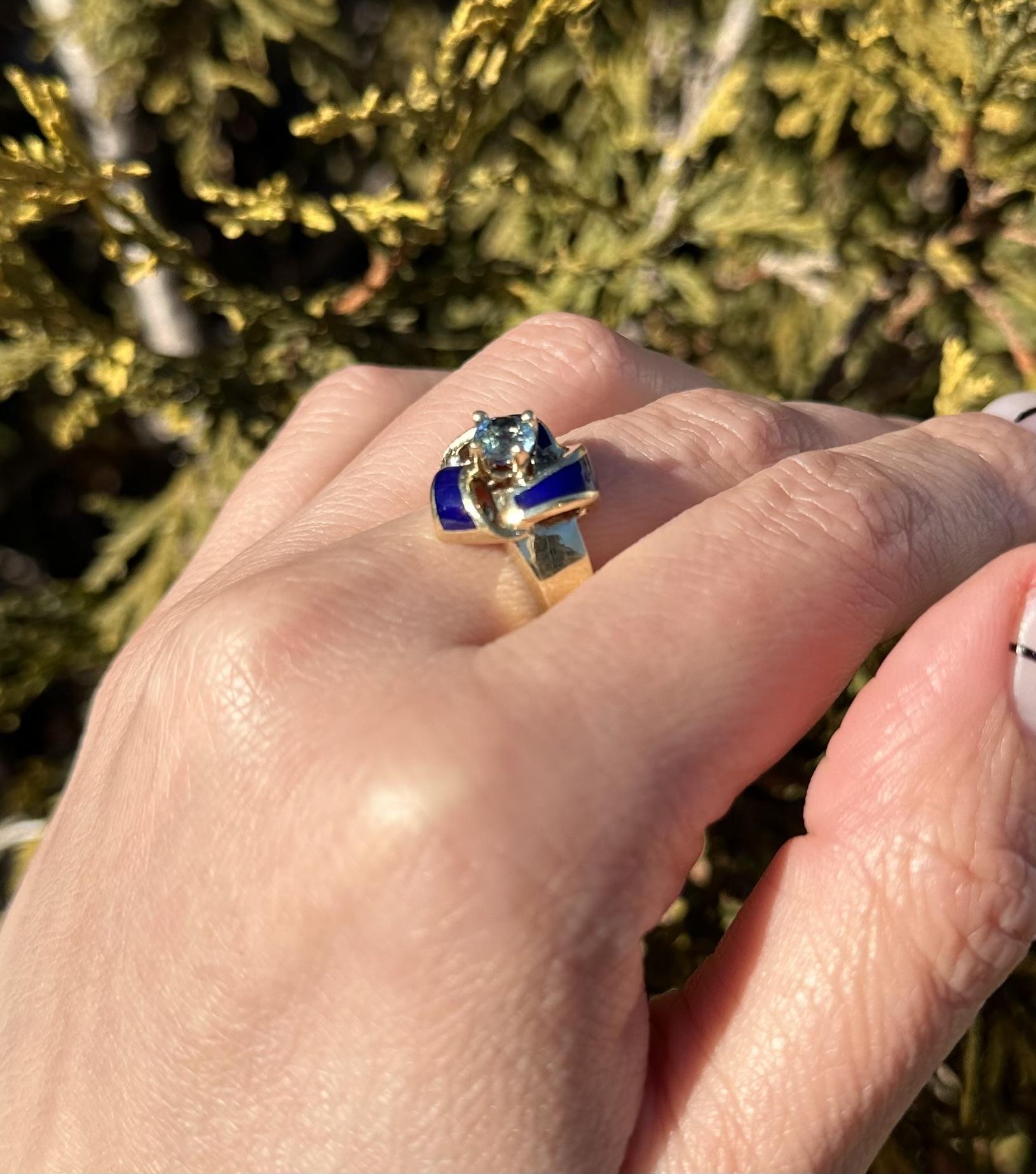 Bague nœud infini vintage en or jaune 14 carats avec aigue-marine 0,56 carat et émail bleu Bon état - En vente à Montclair, NJ