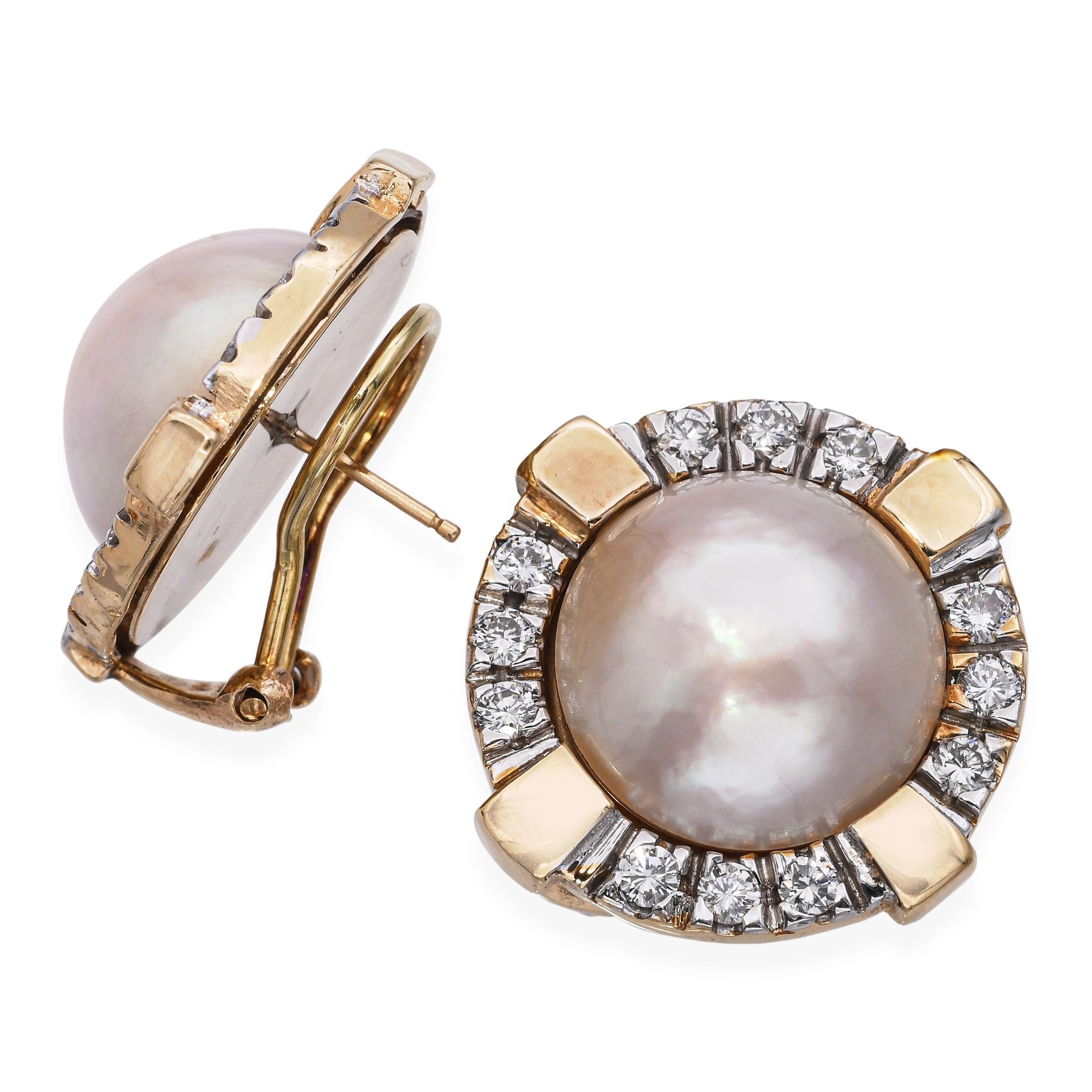 Ein Paar Vintage-Ohrringe aus 14-karätigem Gelbgold mit glänzenden Mabe-Perlen, die mit 0,72 tcw funkelnden Diamanten besetzt sind. Die Perlen schillern wunderschön, ihre gewölbte Oberfläche wird von runden Brillanten umrahmt, die Glanz und Eleganz