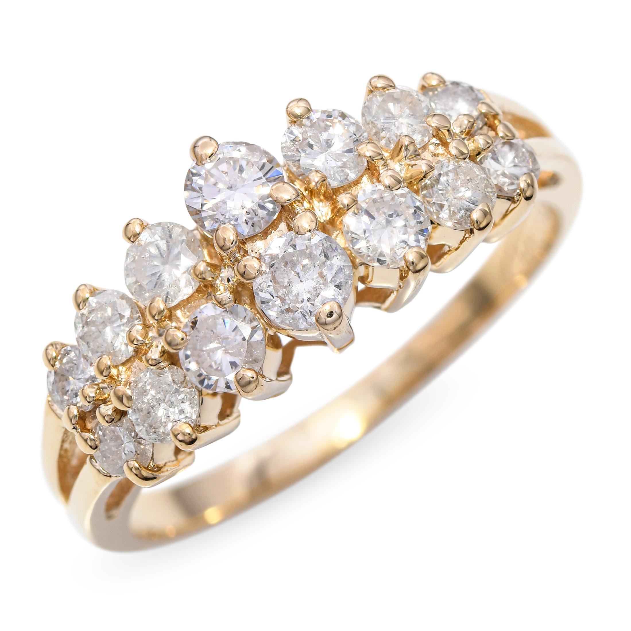 Questa scintillante fascia di diamanti vintage è realizzata in solido oro giallo 14k e incastonata con diversi diamanti rotondi a taglio brillante disposti in una fila a grappolo per la massima brillantezza. Le pietre graduate creano un aspetto