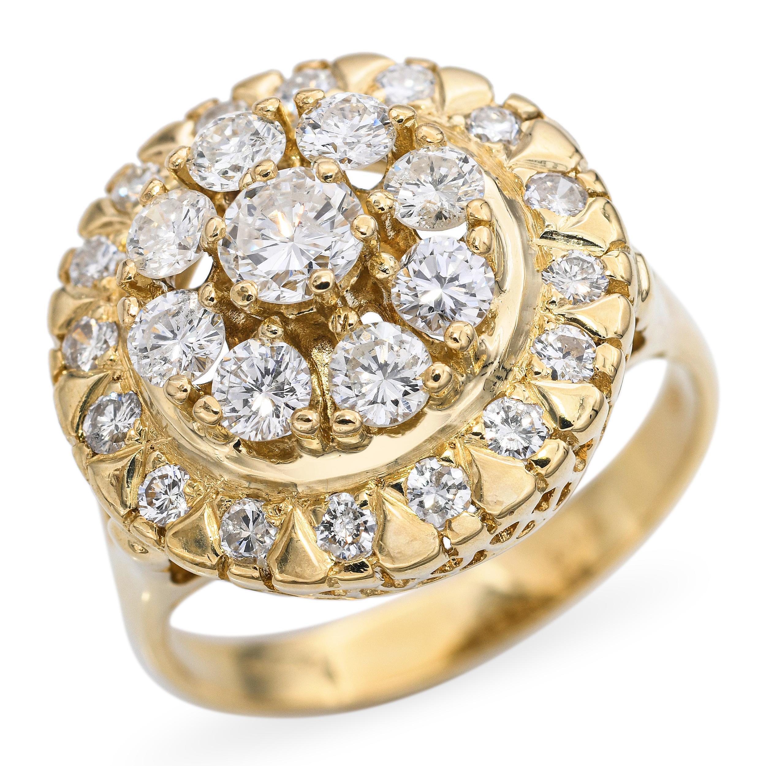 Cette bague vintage est fabriquée en or jaune 14k et présente un éblouissant total de 0,98 carats de diamants disposés en une grappe centrale. La grappe est entourée d'un délicat halo de diamants qui en rehausse l'éclat et crée un effet rayonnant et