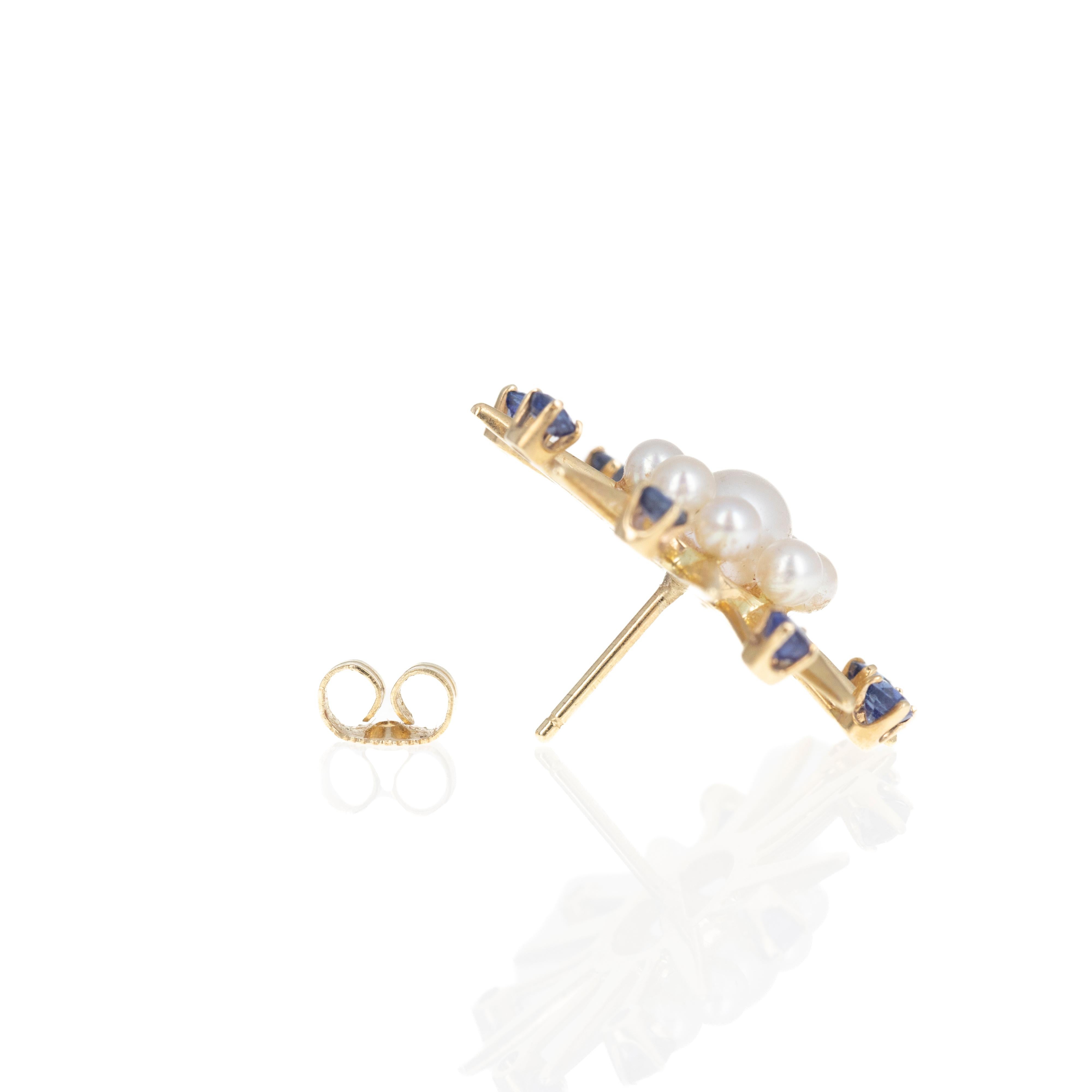 Ära: Vintage Nachlass
Zusammensetzung: 14K Gelbgold
Primäre Steine: Sechzehn natürliche Saphire
Karat Gesamtgewicht: 1 Karat
Akzent-Steine: Achtzehn Zuchtperlen
Steingröße: 5mm, 3mm
Ohrring Abmessungen: 1 x 1 Zoll
Ohrring Gewicht: 2 Gramm
Artikel
