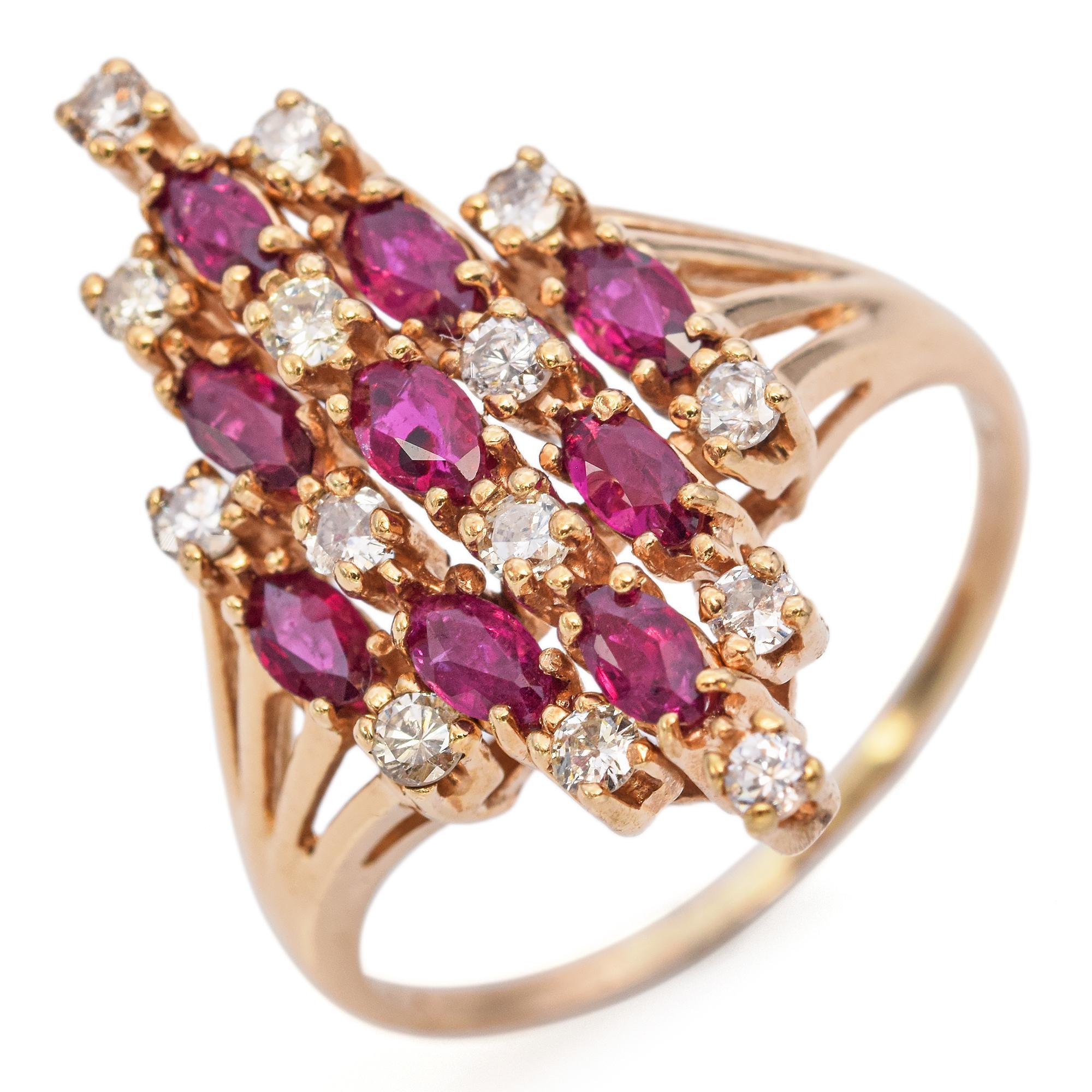 Una sinfonía de color y brillo. Este llamativo anillo exhibe vibrantes rubíes rojos de talla ovalada, elegantemente intercalados con brillantes diamantes blancos de talla redonda. La intrincada disposición forma un patrón cautivador, todo ello
