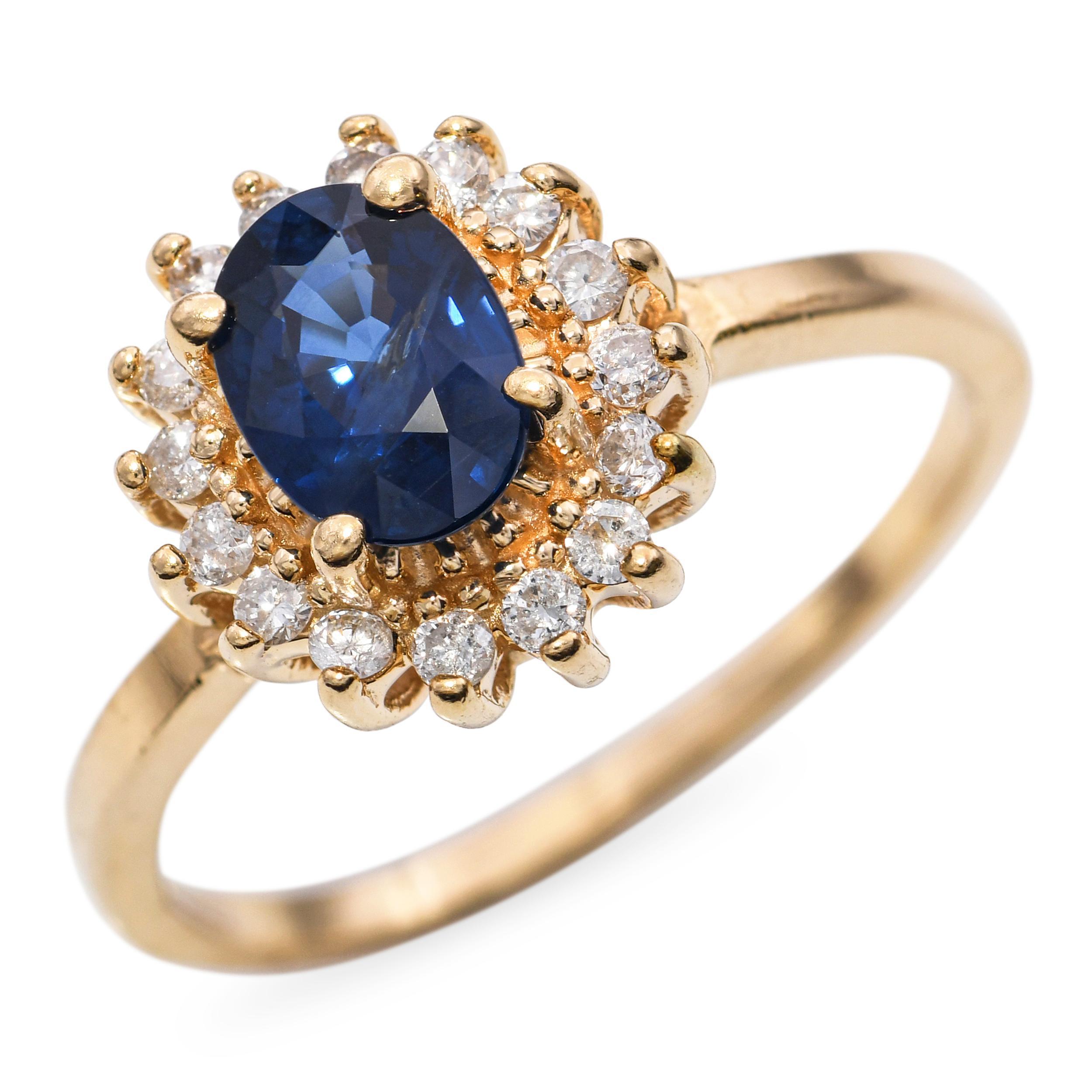 Dieser Vintage 14k Gelbgold Saphir und Diamant Halo Ring verfügt über eine lebendige 1,05ct tiefblauen Saphir in der Mitte, umgeben von einem schimmernden 0,24tcw Diamant Halo. Der Saphir im Ovalschliff ist in Zacken gefasst, um seine Brillanz zu