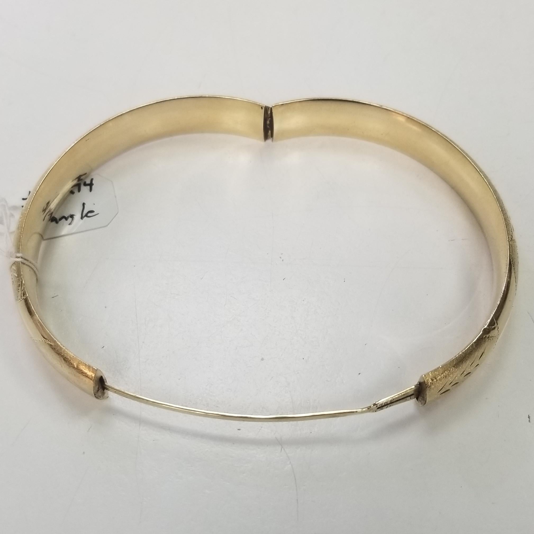 Breiter halber runder Armreif aus 14 Karat Gelbgold mit Blumengravur im Zustand „Hervorragend“ in Los Angeles, CA