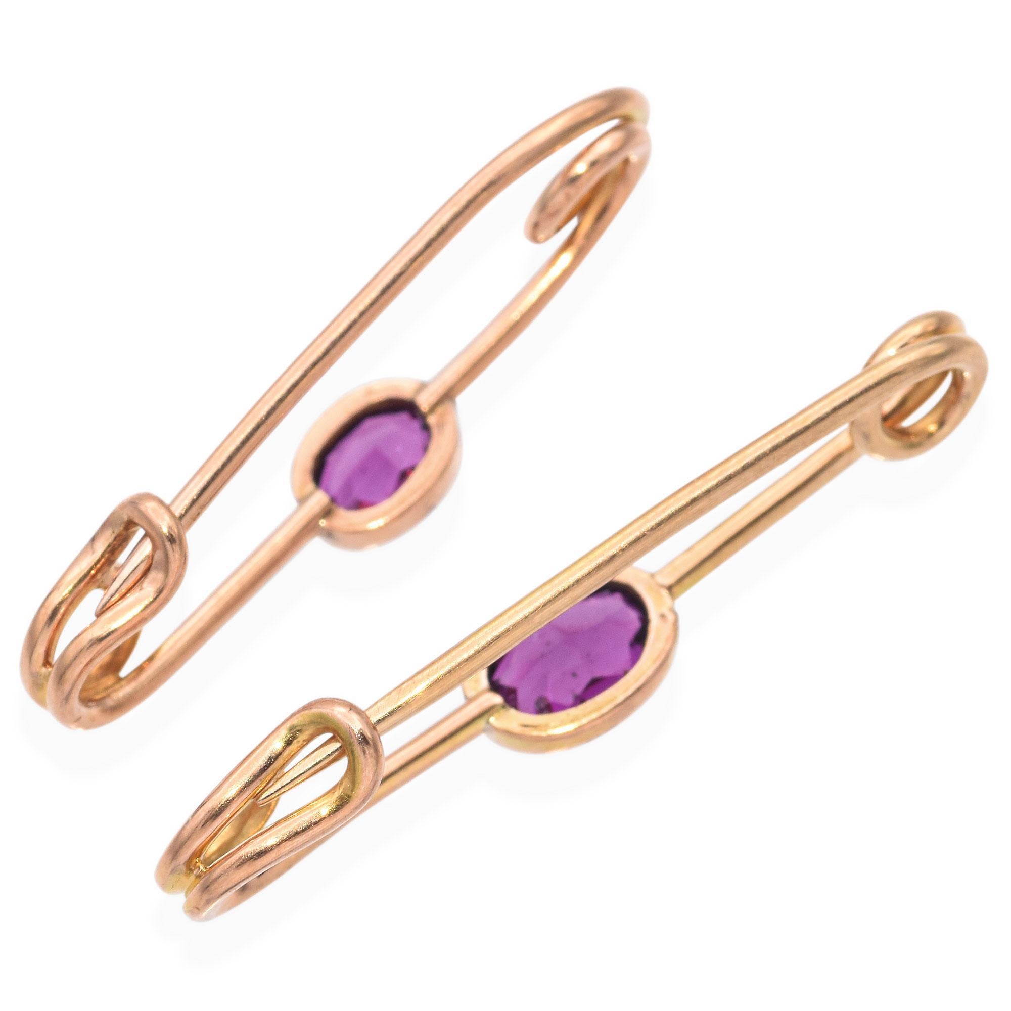 Vintage 14K Yellow Gold 1.10 TCW Rhodolite Garnet Safety Pins Pair In Good Condition For Sale In New York, NY