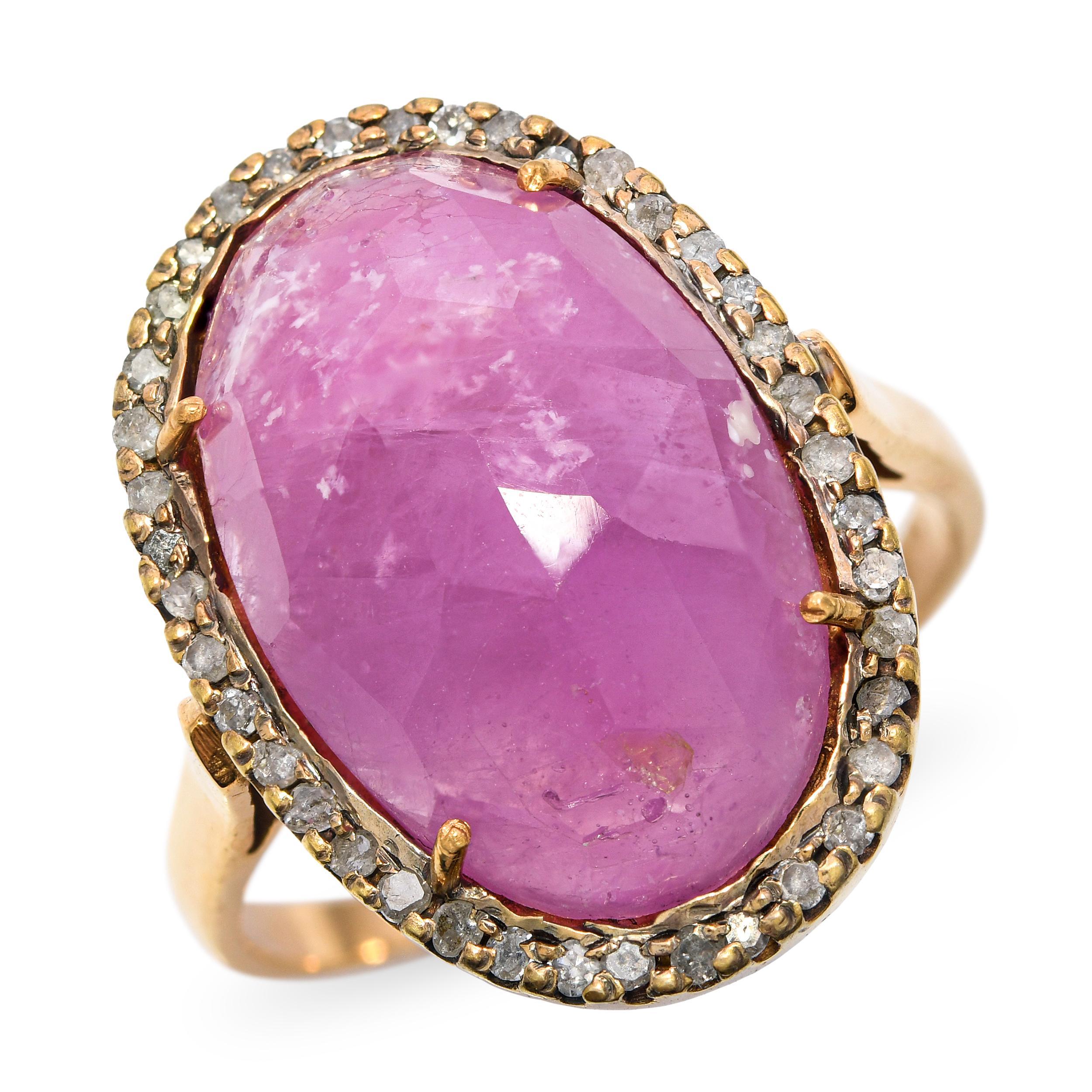 Dieser Halo-Ring mit Rubin und Diamant im Vintage-Stil besticht durch seinen beeindruckenden Rubin von 11,04 Karat. Der Stein hat eine kräftige Farbe und bildet einen auffälligen Kontrast zu den umliegenden Diamanten. Der Halo verleiht dem Ring ein