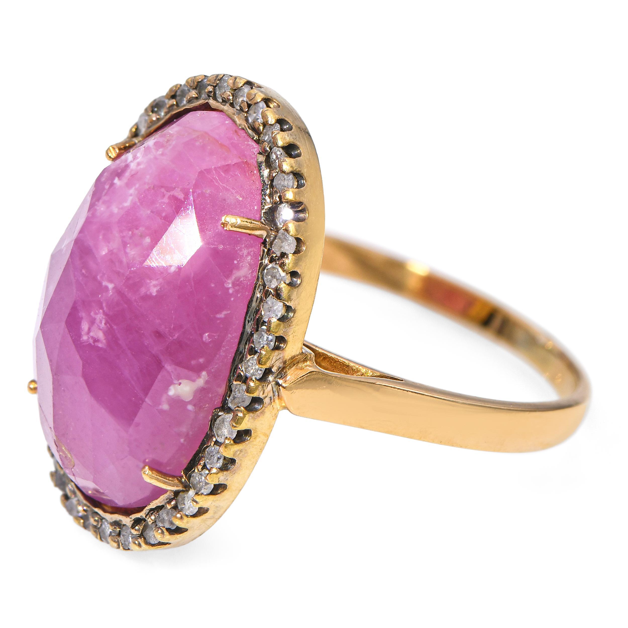 Vintage 14k Gelbgold 11,04ct Rubin und 0,21tcw Diamant Halo Ring im Zustand „Gut“ im Angebot in New York, NY